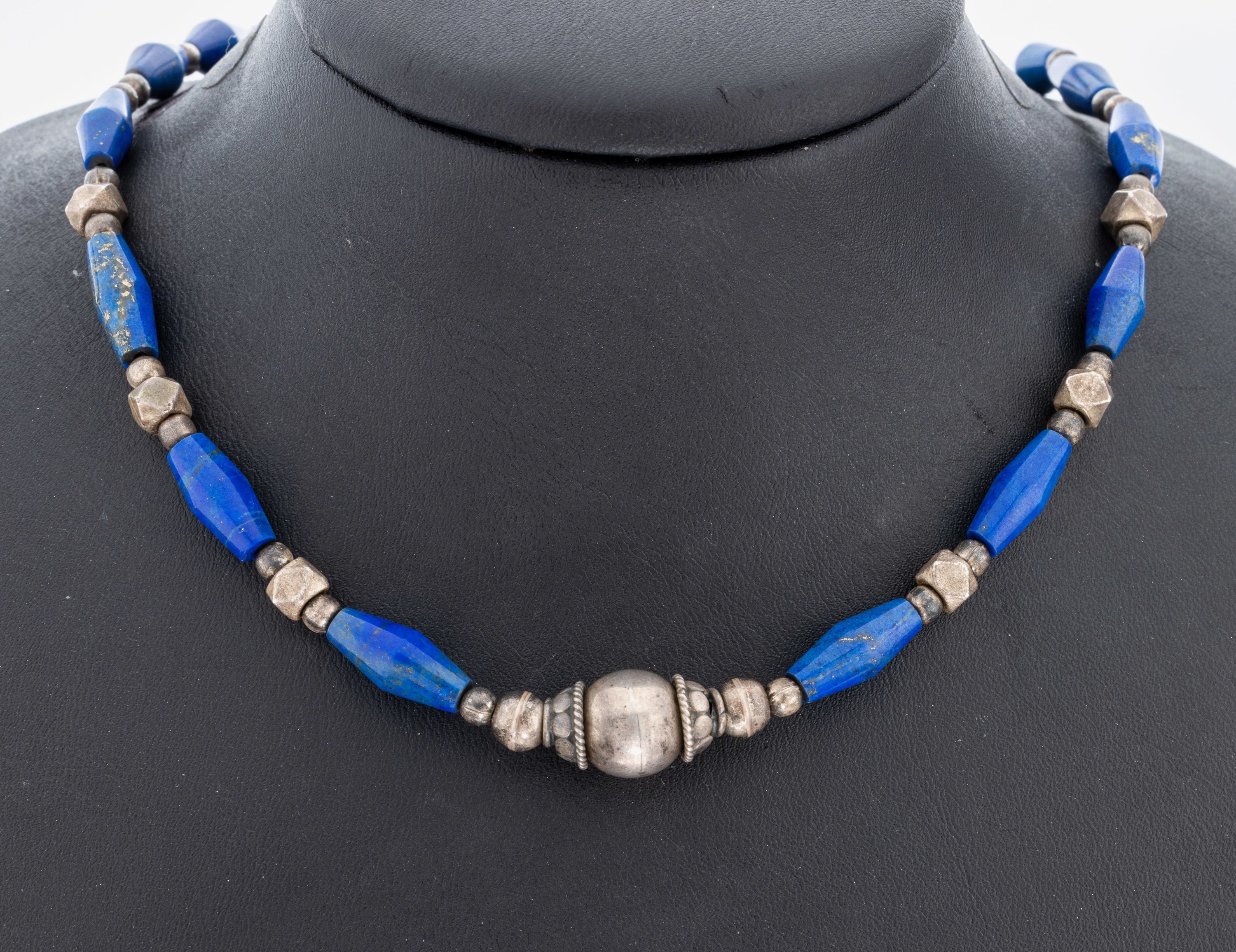 Image 27030125 - Lapislazuli-Collier, kegelf. Lapislazuli- Glieder mit Pyrit-Einschlüssen, kugel- und ...