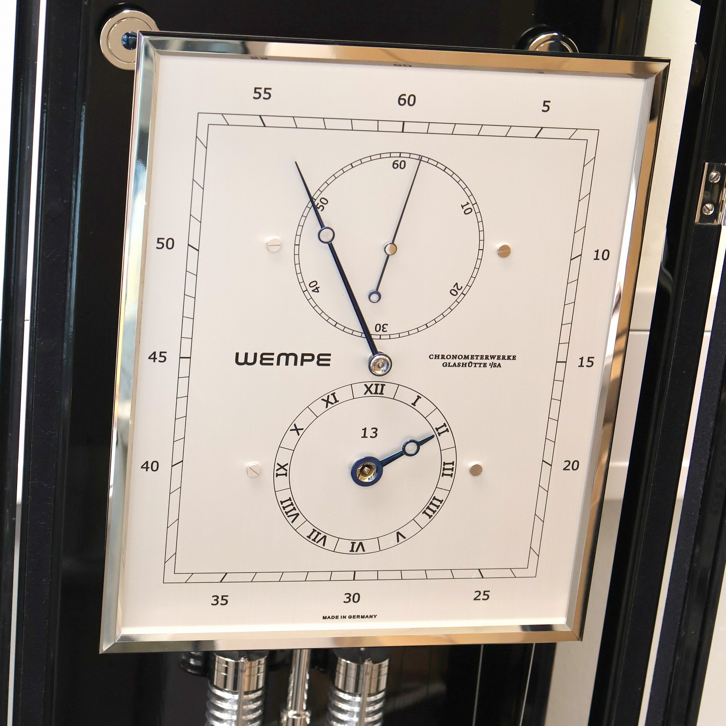 Detail a: Wempe Glashütte i/SA Chronometerwerke imposante Monatsläufer Sekundenpendeluhr Nr. 13, Deutschland um 2013, 4-seitig verglastes Gehäuse im ...