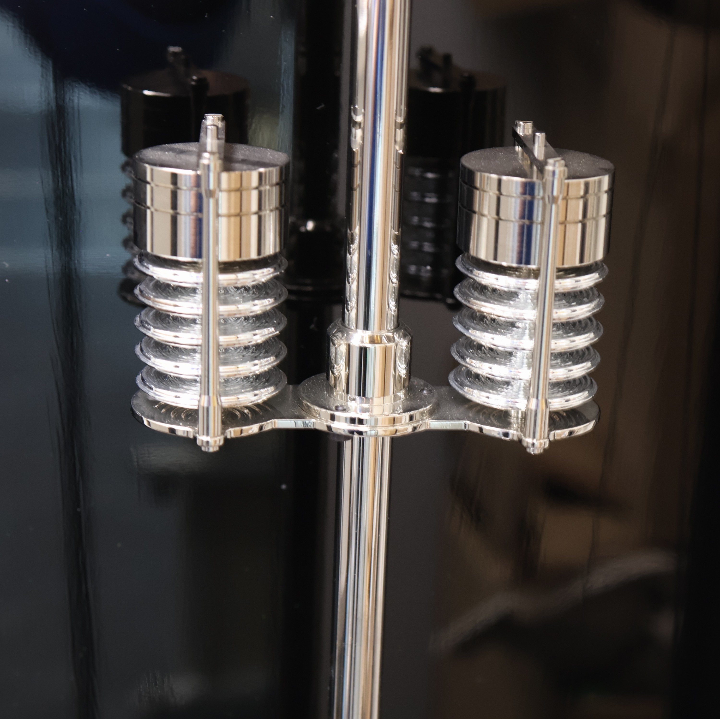 Detail b: Wempe Glashütte i/SA Chronometerwerke imposante Monatsläufer Sekundenpendeluhr Nr. 13, Deutschland um 2013, 4-seitig verglastes Gehäuse im ...