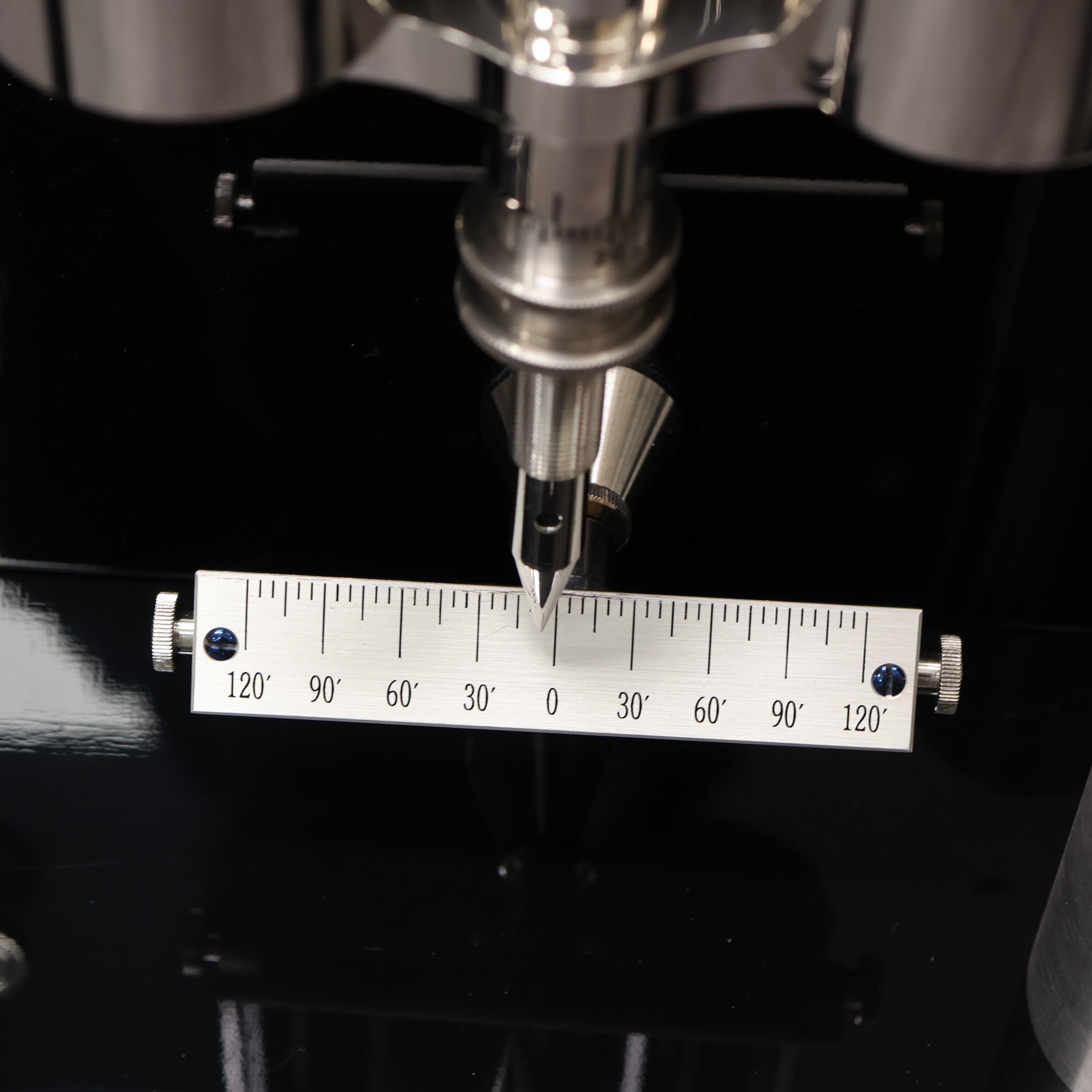 Detail d: Wempe Glashütte i/SA Chronometerwerke imposante Monatsläufer Sekundenpendeluhr Nr. 13, Deutschland um 2013, 4-seitig verglastes Gehäuse im ...