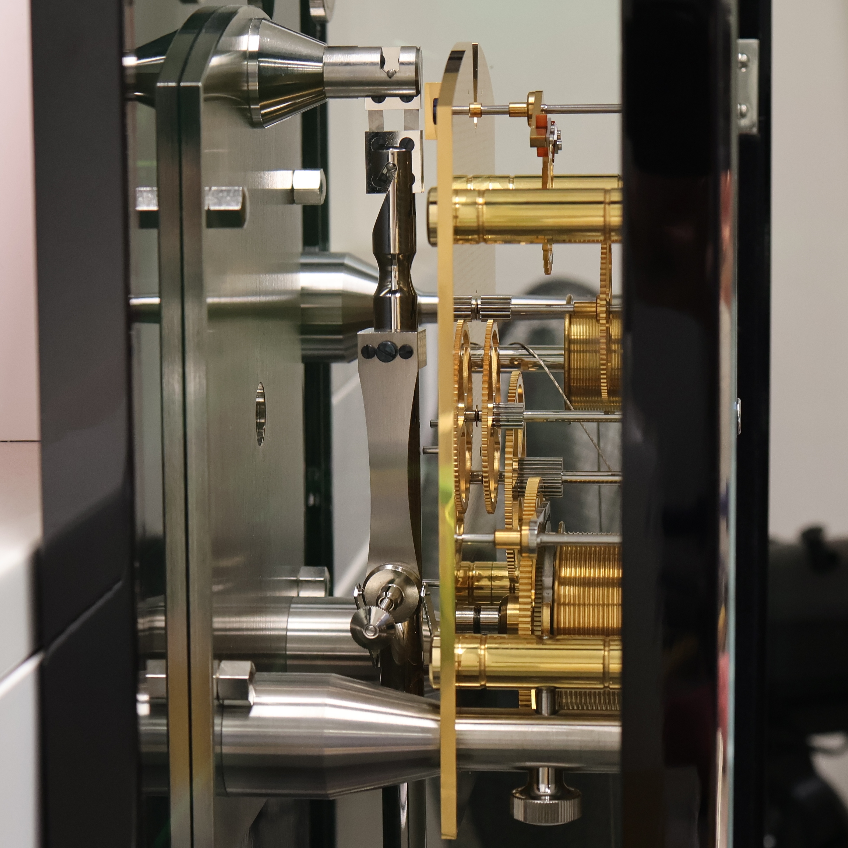 Detail e: Wempe Glashütte i/SA Chronometerwerke imposante Monatsläufer Sekundenpendeluhr Nr. 13, Deutschland um 2013, 4-seitig verglastes Gehäuse im ...