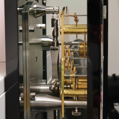 27030168e - Wempe Glashütte i/SA Chronometerwerke imposante Monatsläufer Sekundenpendeluhr Nr. 13, ...