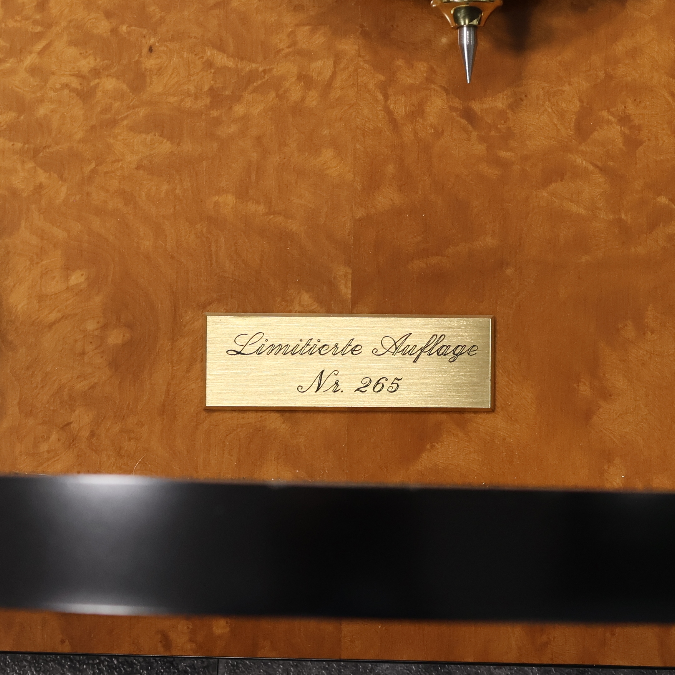 Detail c: KIENINGER 7-Tage Pendeluhr mit Vollkalender und Westminsterschlag Nummer 265, Deutschland um 1990, Holzgehäuse mit facettierter Halbrundverglasung, ...