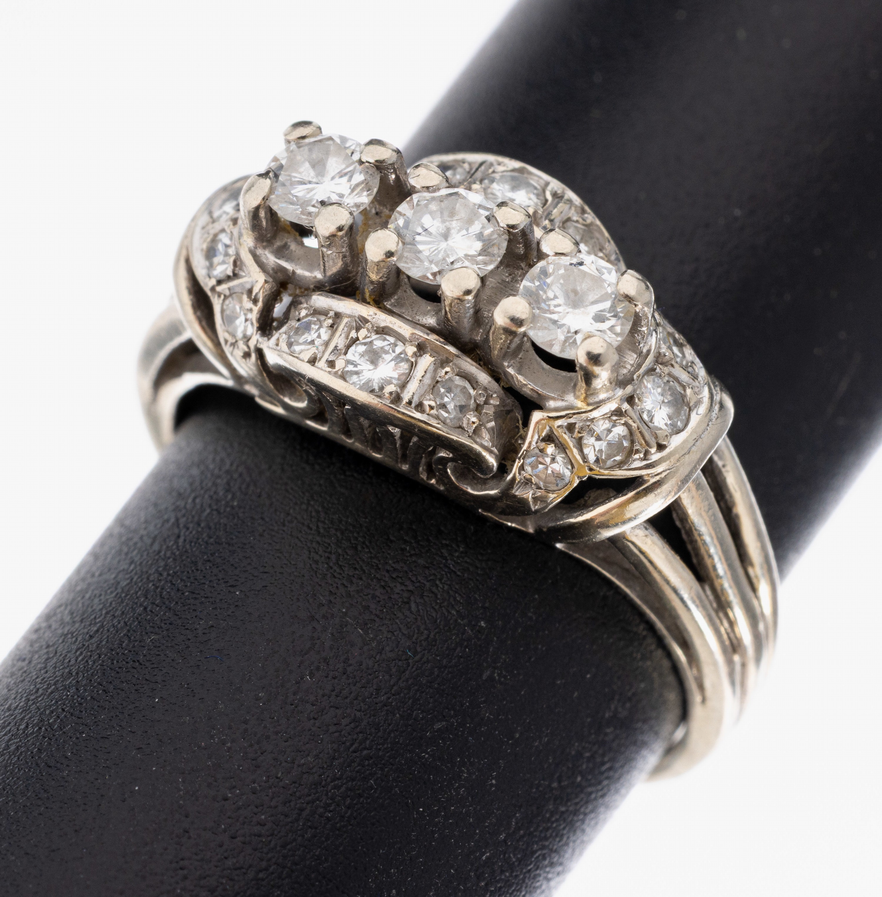 Image 27030243 - 14 kt Gold Diamant-Ring, 1930er-40er Jahre, WG 585/000, mittig 3 Brillanten zus. ca. ...