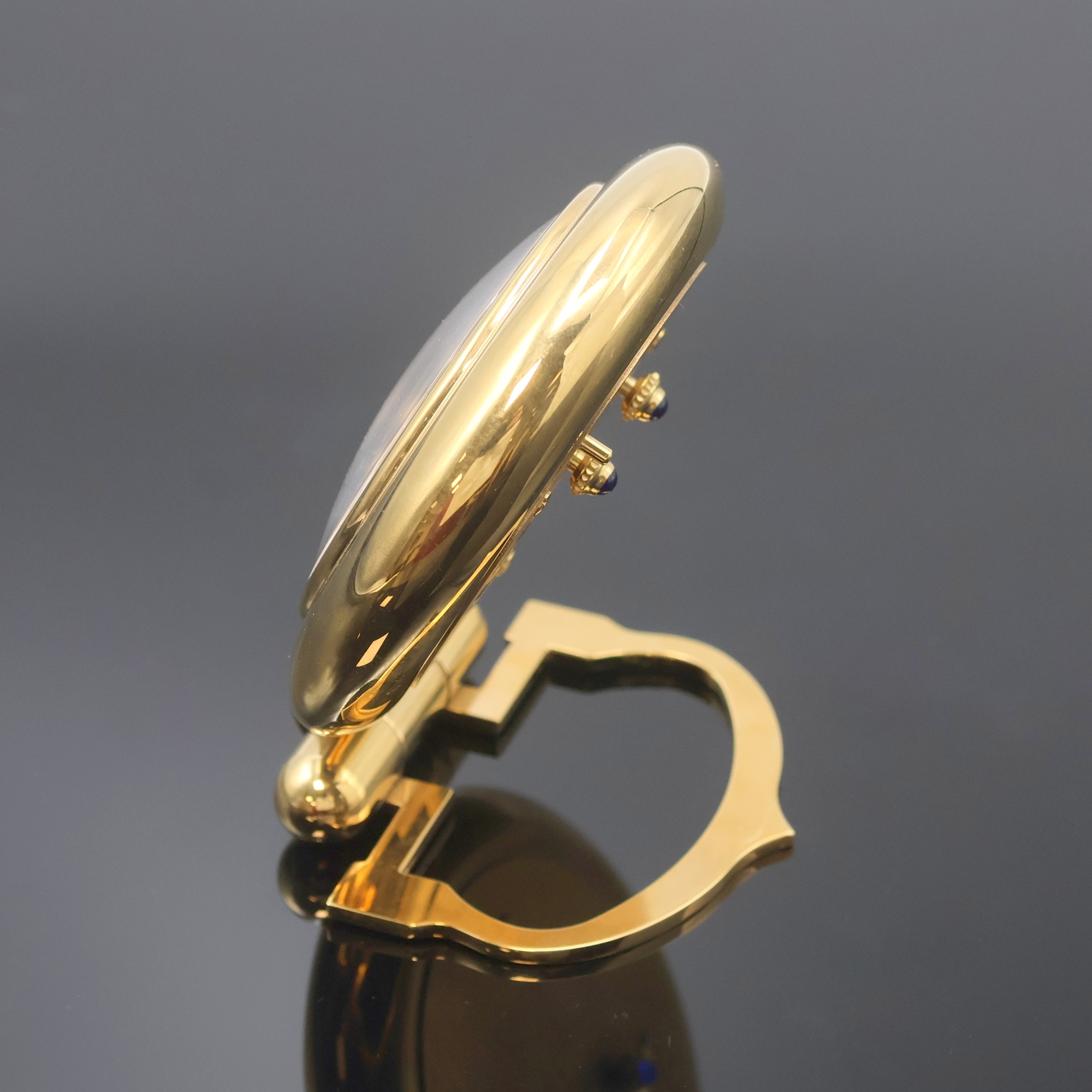 Detail a: CARTIER Colisee Tischwecker, Schweiz um 1990, quarz, verg. aufstellbares Gehäuse, weißes Zifferbl. m. röm. Zahlen, schwarze Zeiger, Bedienung und ...