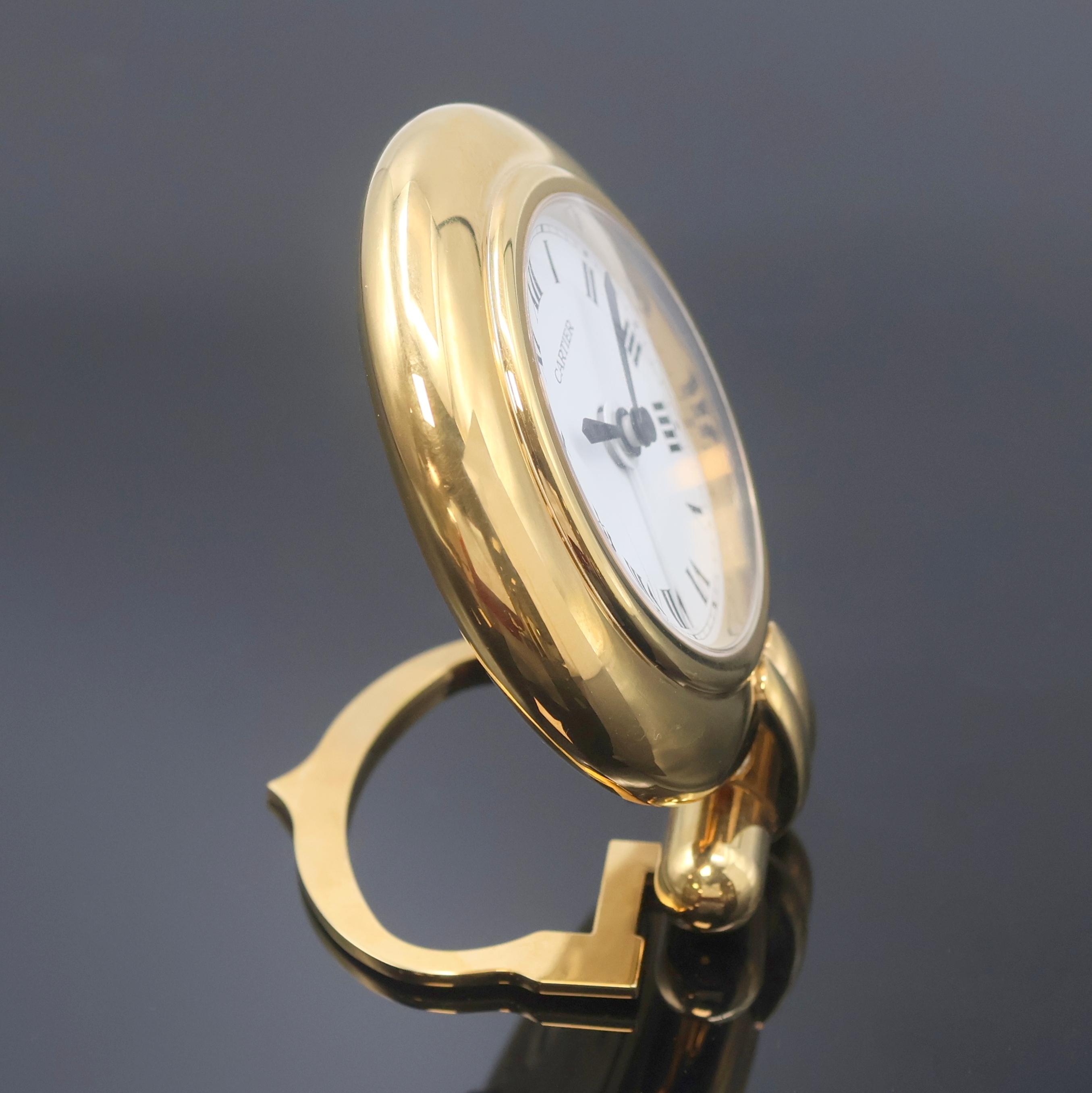 Detail b: CARTIER Colisee Tischwecker, Schweiz um 1990, quarz, verg. aufstellbares Gehäuse, weißes Zifferbl. m. röm. Zahlen, schwarze Zeiger, Bedienung und ...