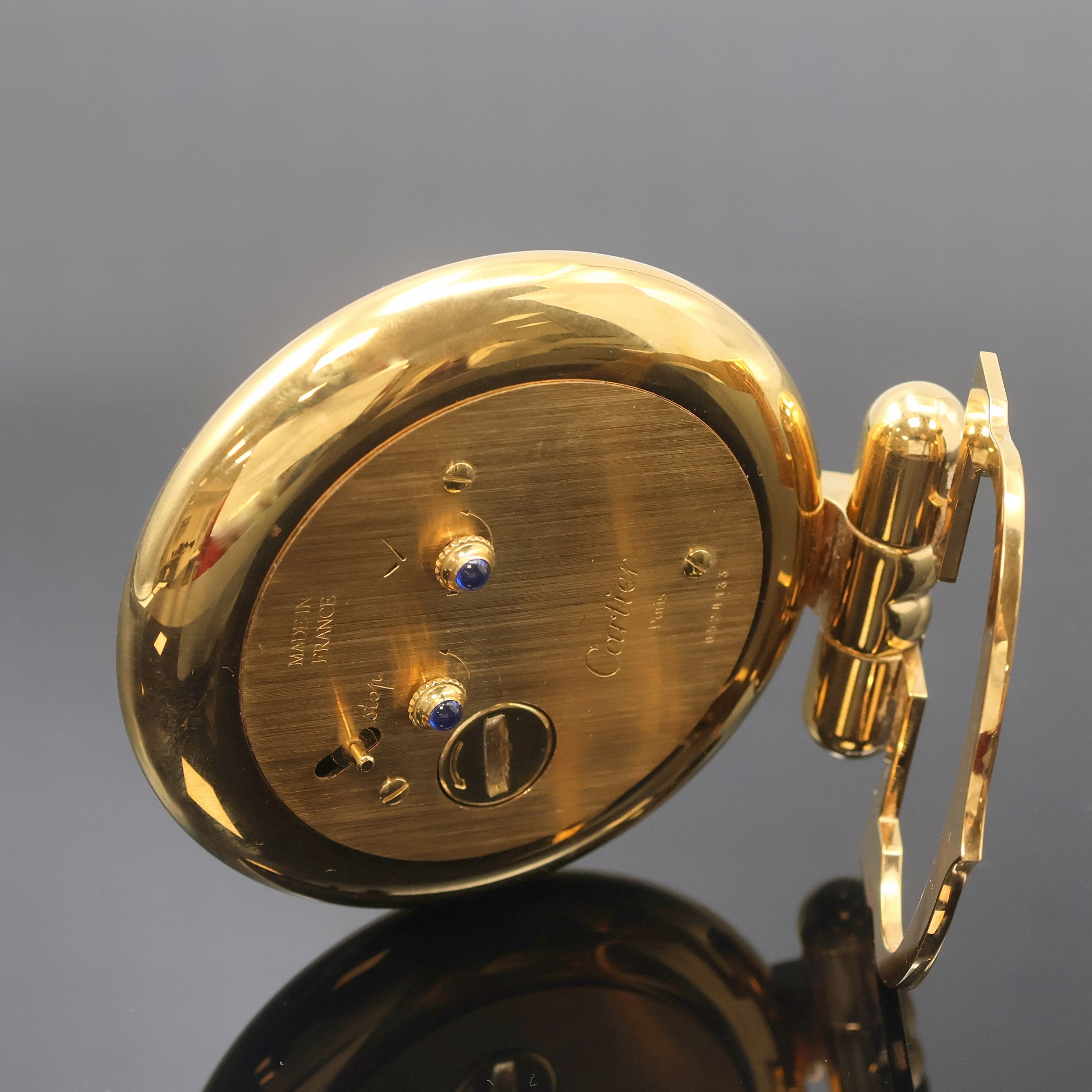 Detail c: CARTIER Colisee Tischwecker, Schweiz um 1990, quarz, verg. aufstellbares Gehäuse, weißes Zifferbl. m. röm. Zahlen, schwarze Zeiger, Bedienung und ...