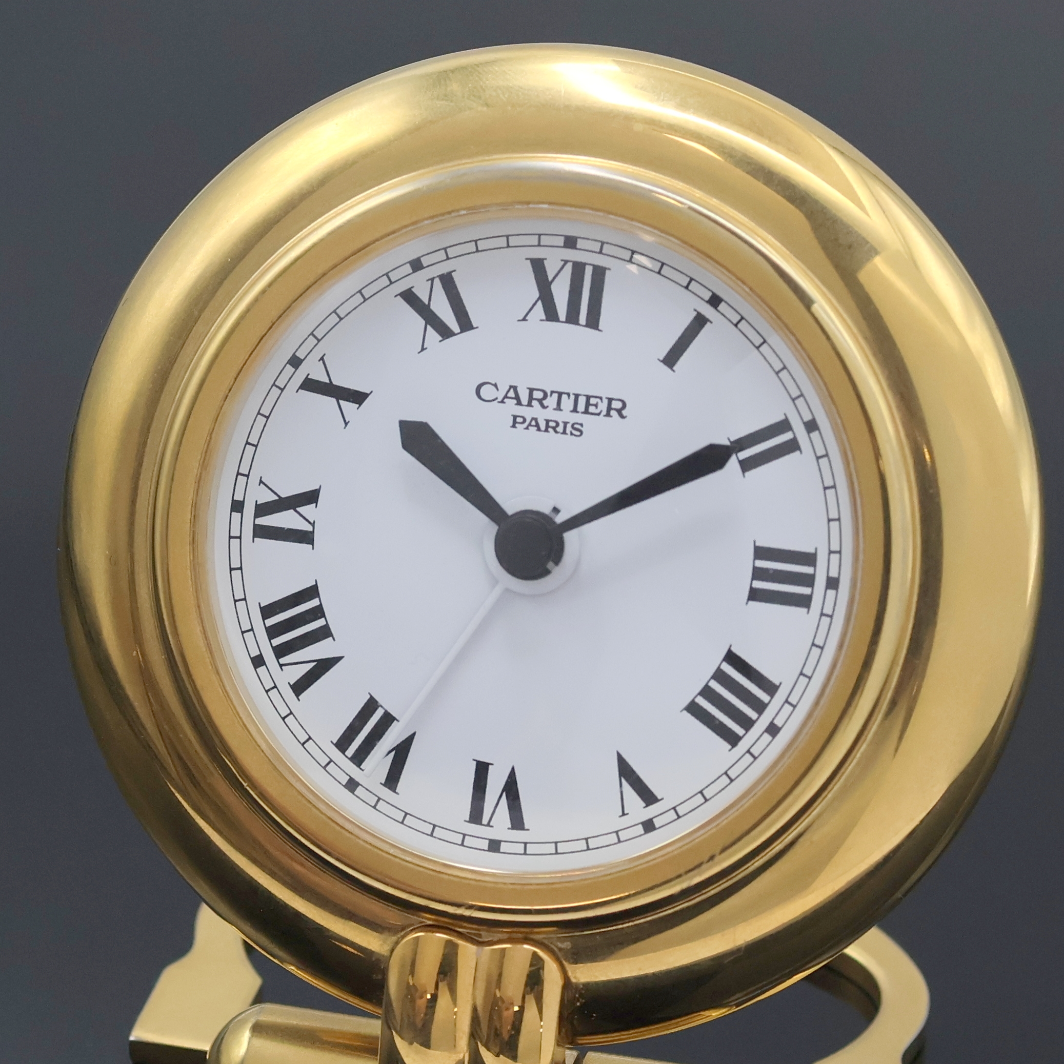 Detail a: CARTIER Colisee Tischwecker, Schweiz um 1990, quarz, verg. aufstellbares Gehäuse, weißes Zifferbl. m. röm. Zahlen, schwarze Zeiger, Bedienung und ...
