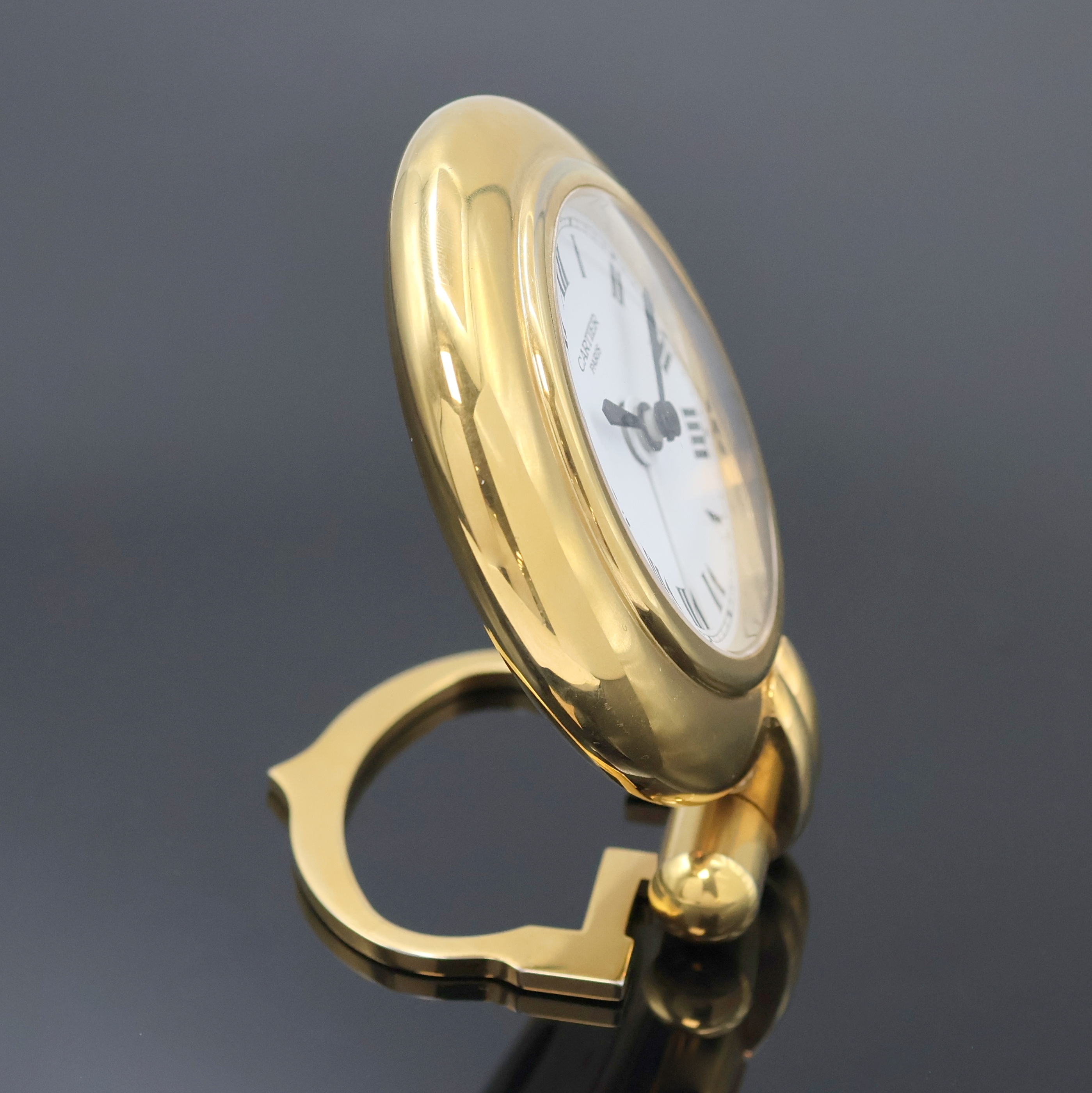 Detail c: CARTIER Colisee Tischwecker, Schweiz um 1990, quarz, verg. aufstellbares Gehäuse, weißes Zifferbl. m. röm. Zahlen, schwarze Zeiger, Bedienung und ...