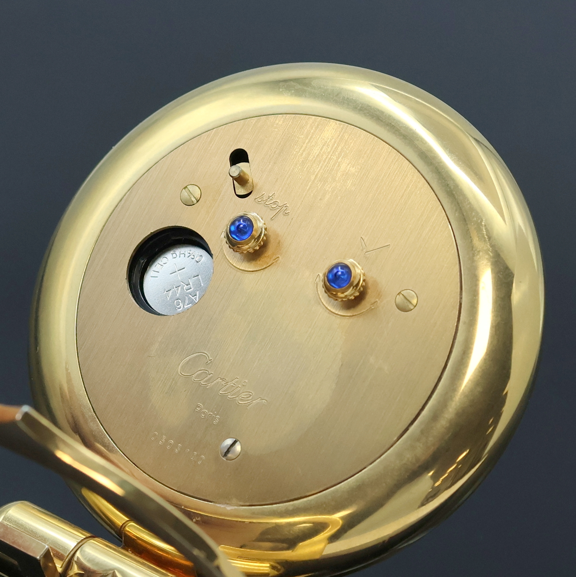 Detail d: CARTIER Colisee Tischwecker, Schweiz um 1990, quarz, verg. aufstellbares Gehäuse, weißes Zifferbl. m. röm. Zahlen, schwarze Zeiger, Bedienung und ...