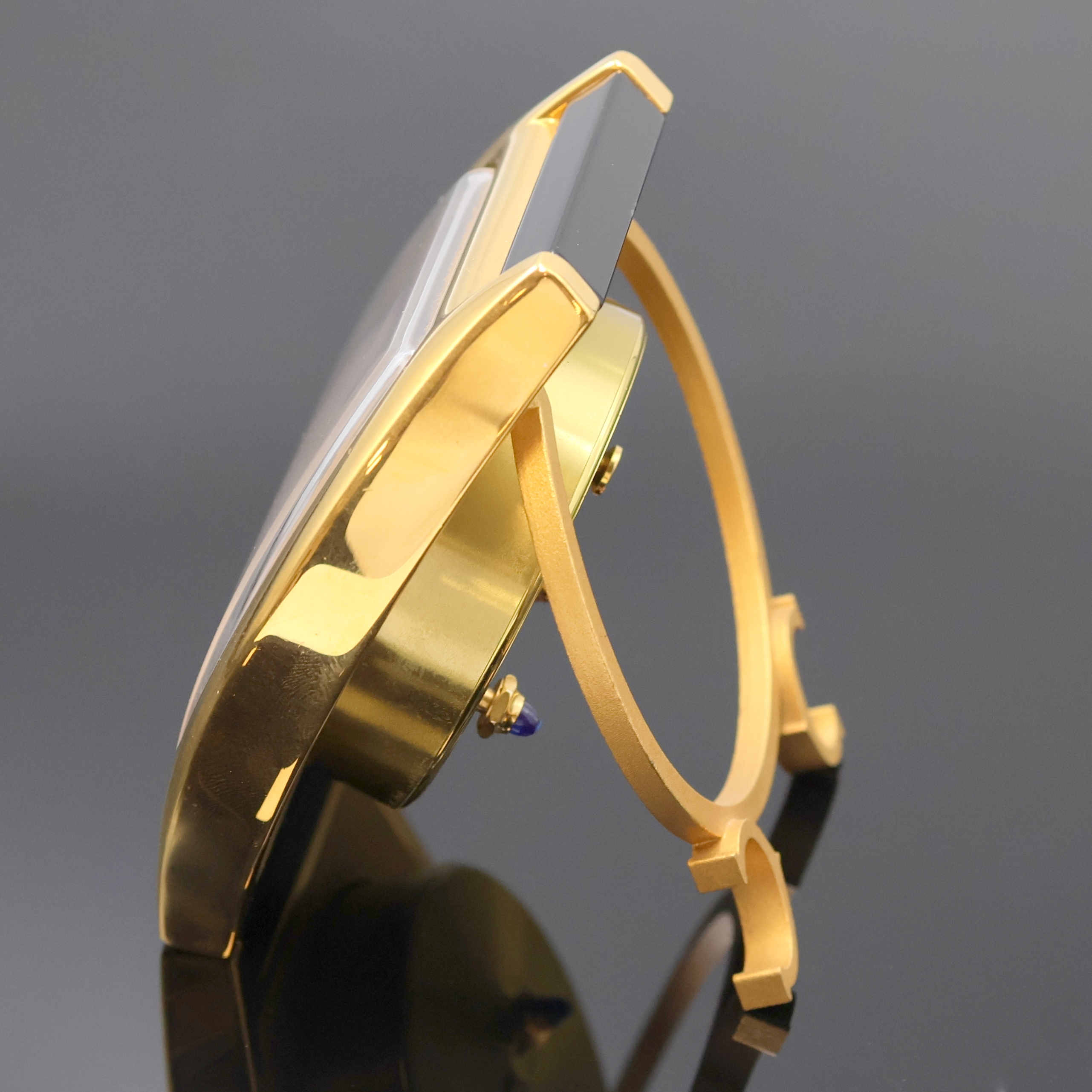 Detail a: CARTIER Tischwecker Referenz 6601, quarz, Schweiz um 1995, verg. und z. T. lackiertes Geh., emailfarb. Zifferbl. m. röm. Std., Anz. v. Std., Min. ...