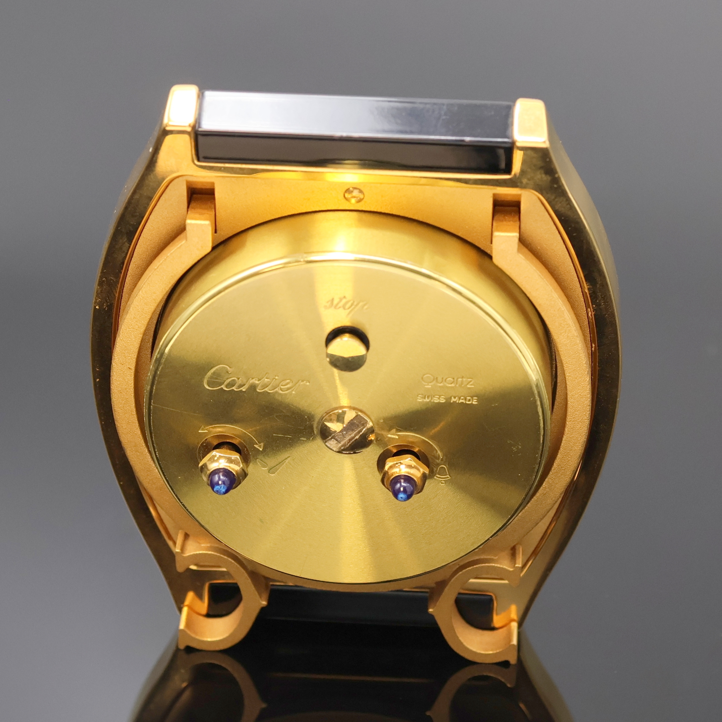 Detail b: CARTIER Tischwecker Referenz 6601, quarz, Schweiz um 1995, verg. und z. T. lackiertes Geh., emailfarb. Zifferbl. m. röm. Std., Anz. v. Std., Min. ...