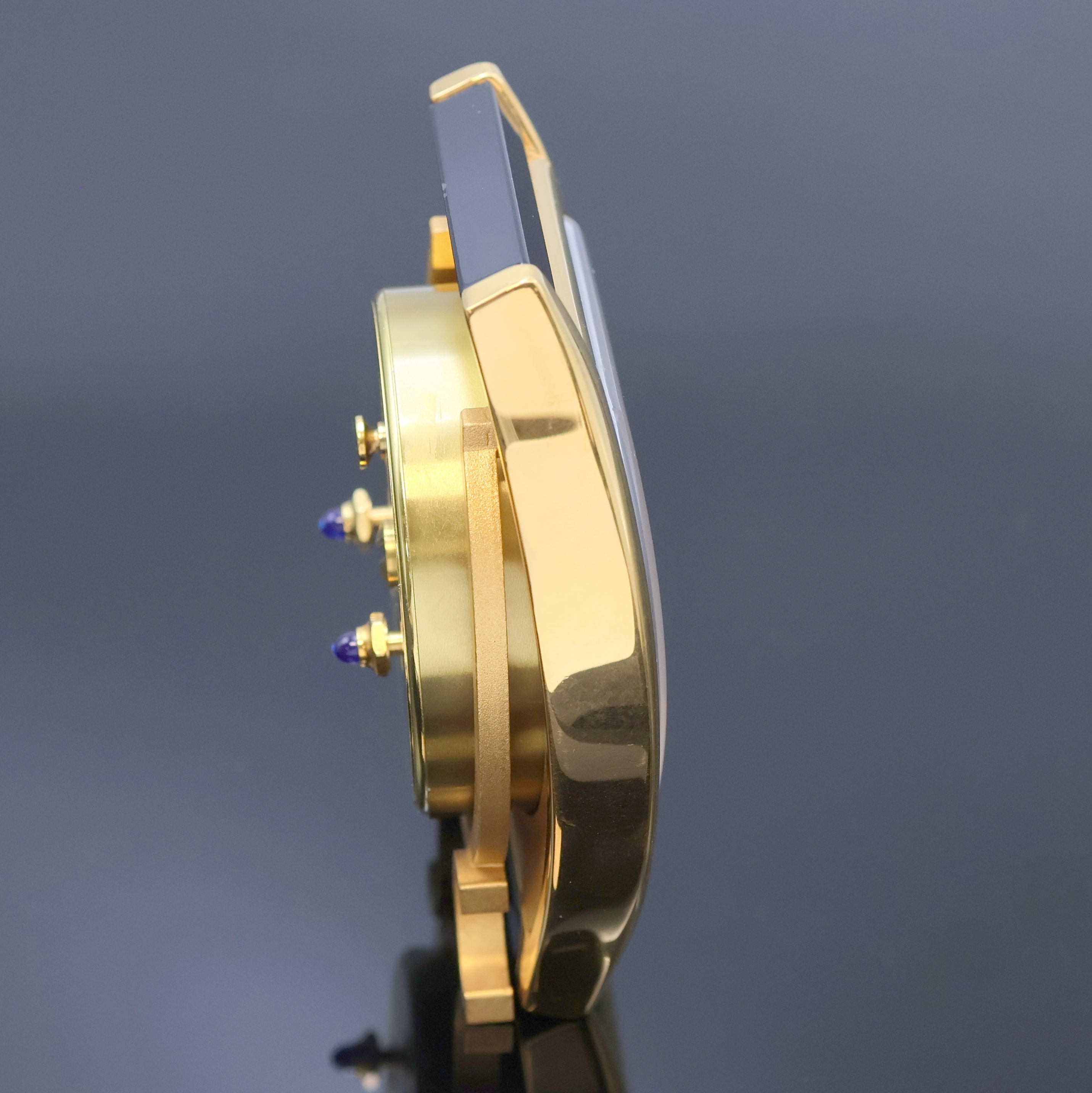 Detail c: CARTIER Tischwecker Referenz 6601, quarz, Schweiz um 1995, verg. und z. T. lackiertes Geh., emailfarb. Zifferbl. m. röm. Std., Anz. v. Std., Min. ...
