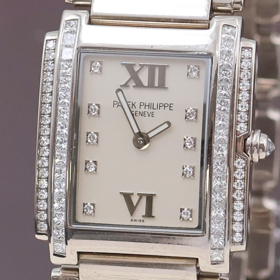 Detail a: PATEK PHILIPPE Damenarmbanduhr Serie Twenty-4 in WG 750/000 Referenz 4910/20G-011, Gliederband m. dopp. Faltschl., Geh. aufw. m. Brillanten bes., ...