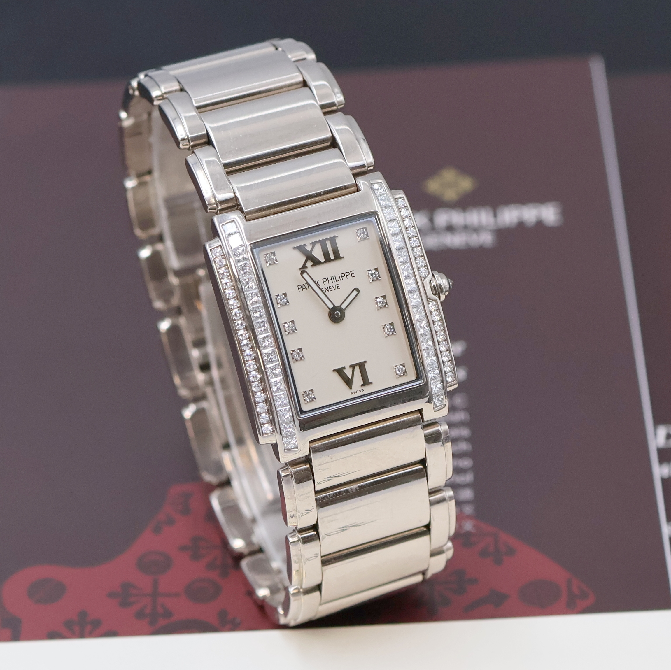 Detail b: PATEK PHILIPPE Damenarmbanduhr Serie Twenty-4 in WG 750/000 Referenz 4910/20G-011, Gliederband m. dopp. Faltschl., Geh. aufw. m. Brillanten bes., ...