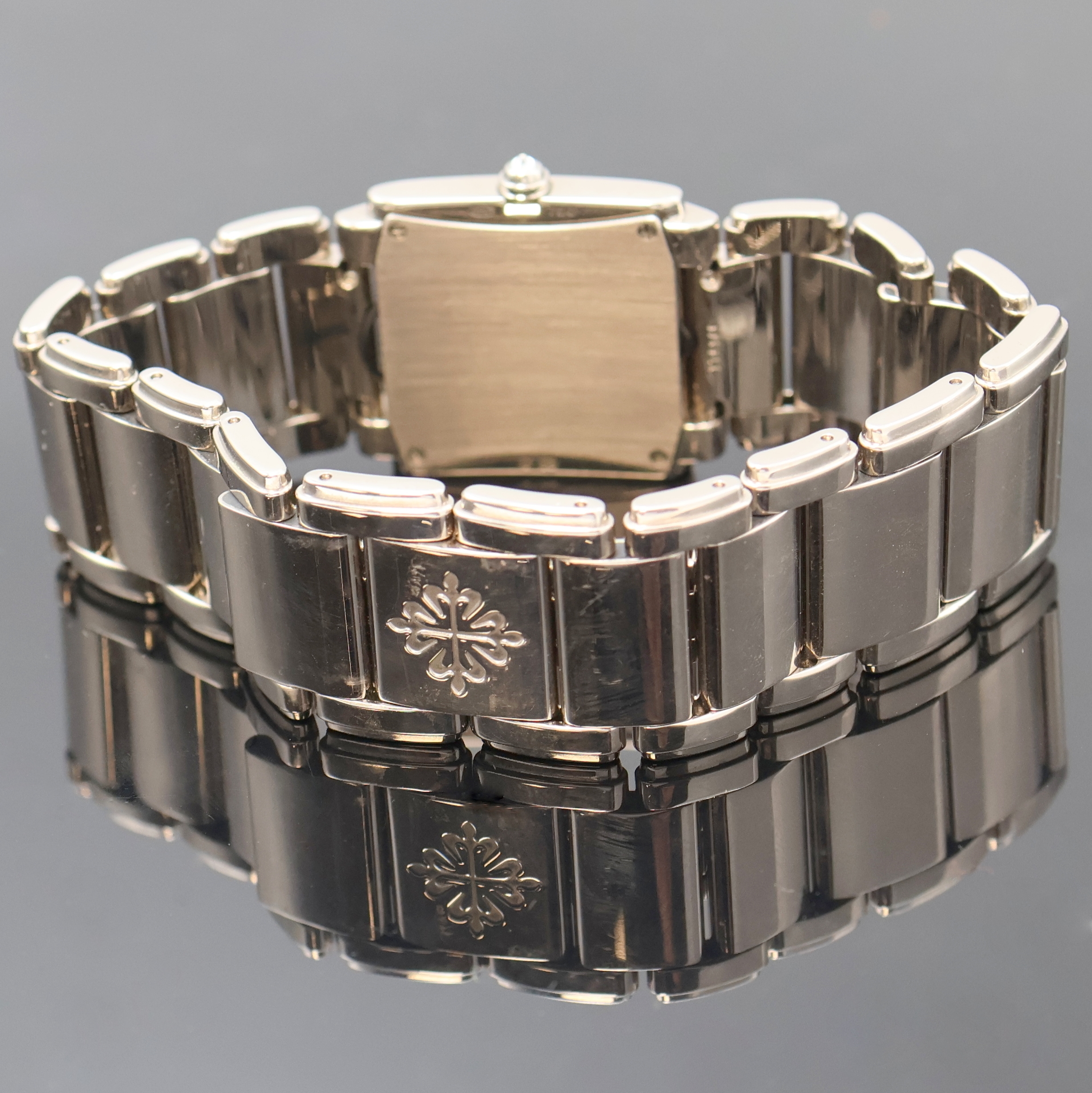 Detail c: PATEK PHILIPPE Damenarmbanduhr Serie Twenty-4 in WG 750/000 Referenz 4910/20G-011, Gliederband m. dopp. Faltschl., Geh. aufw. m. Brillanten bes., ...