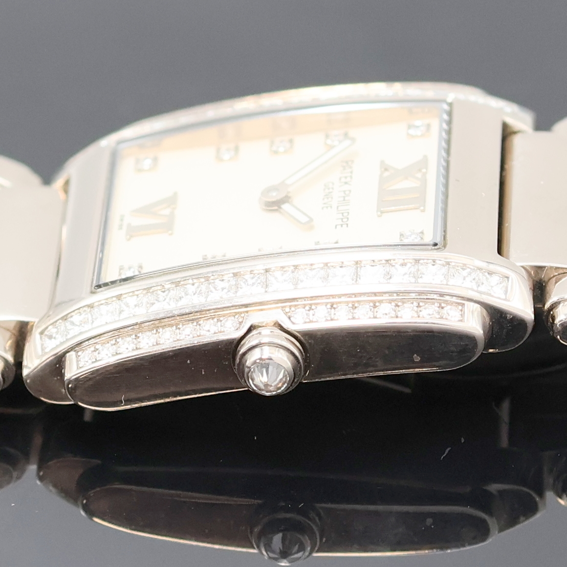 Detail d: PATEK PHILIPPE Damenarmbanduhr Serie Twenty-4 in WG 750/000 Referenz 4910/20G-011, Gliederband m. dopp. Faltschl., Geh. aufw. m. Brillanten bes., ...