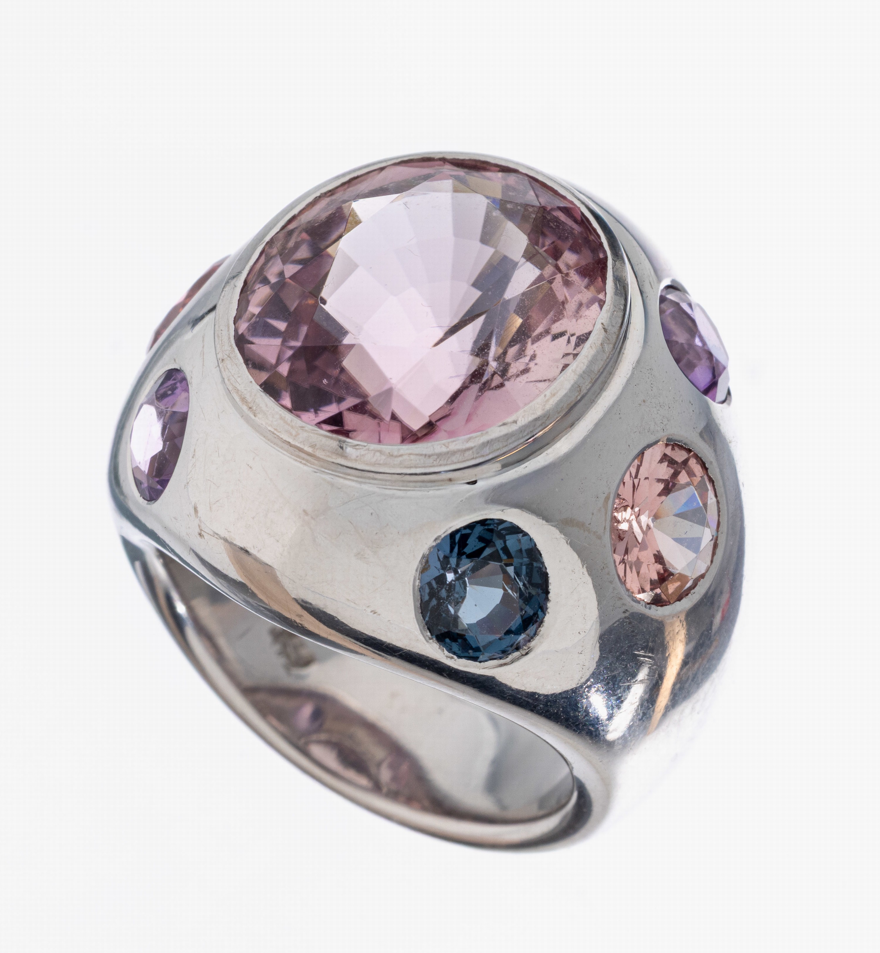 Image 27030283 - 18 kt Gold Farbstein-Ring, WG 750/000, schwere qualitätvolle Verarbeitung, mittig ...