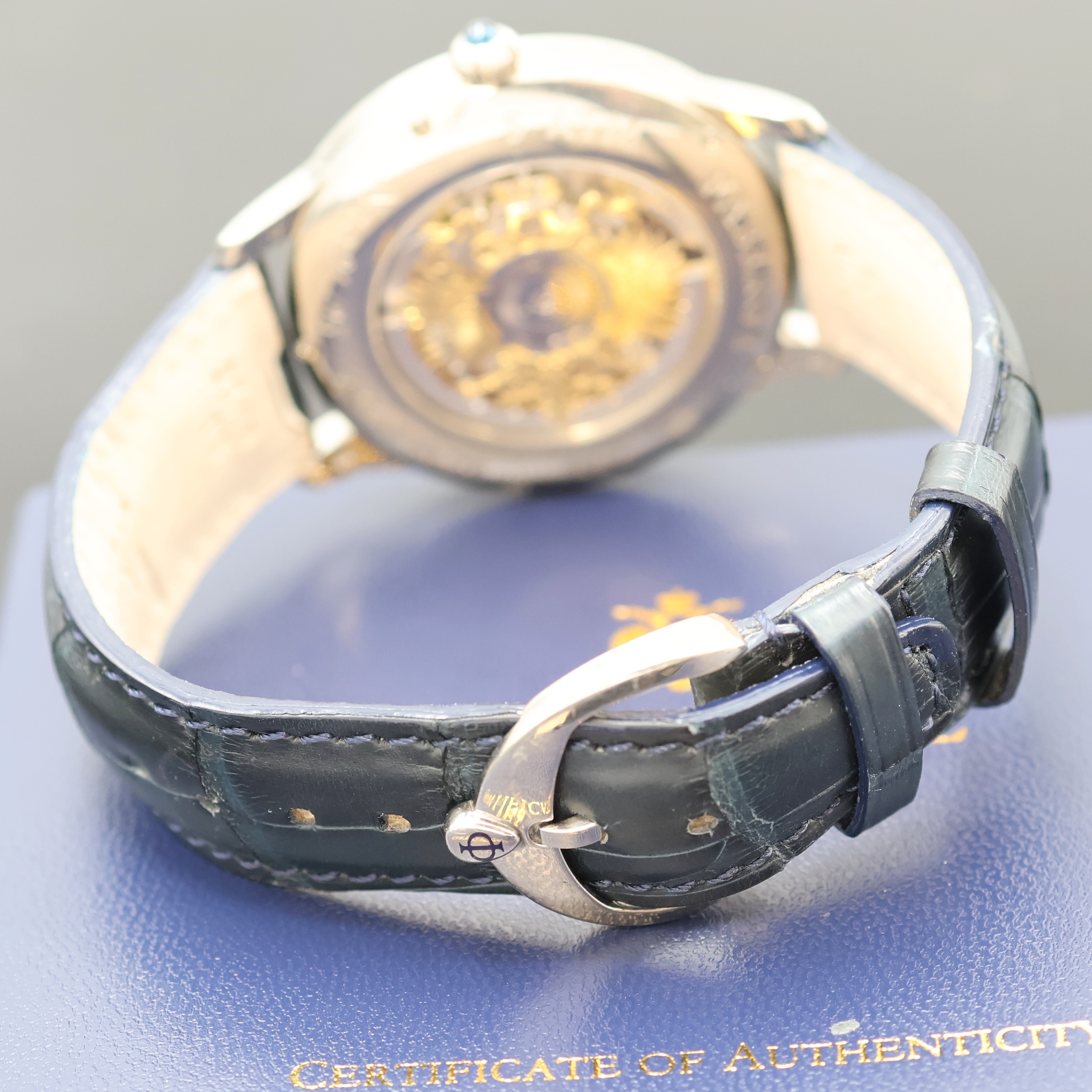 Detail b: FABERGE seltene, auf 25 Stück limitierte Armbanduhr AGATHON in WG 750/000 Referenz M- 1105, Automatik, massives, beids. vergl. Goldgeh., Boden ...