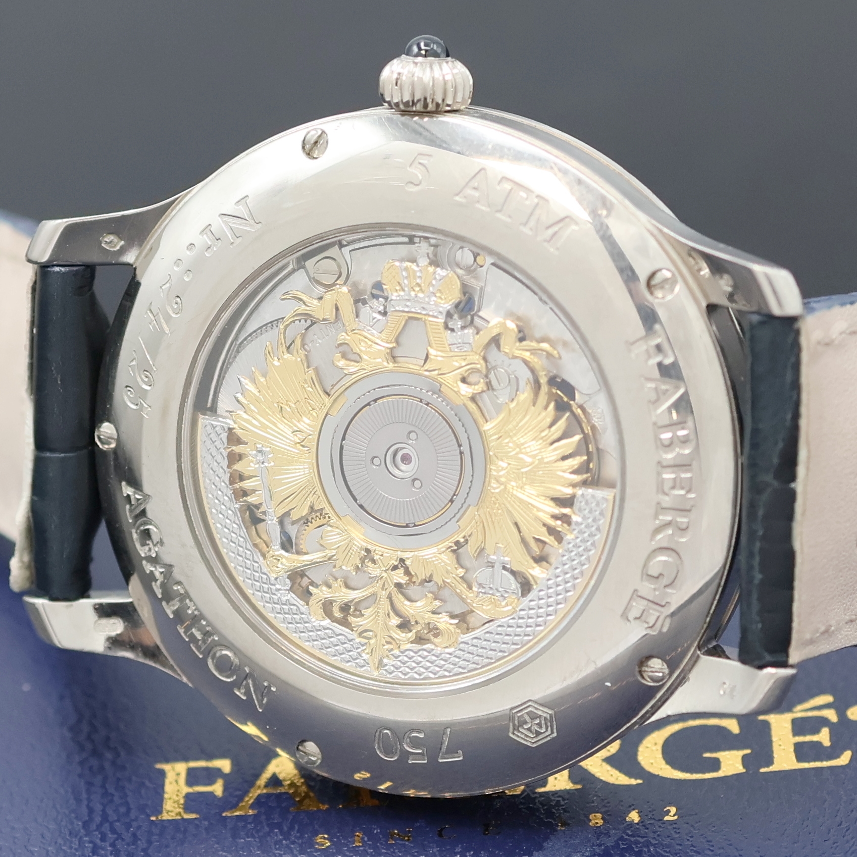 Detail d: FABERGE seltene, auf 25 Stück limitierte Armbanduhr AGATHON in WG 750/000 Referenz M- 1105, Automatik, massives, beids. vergl. Goldgeh., Boden ...