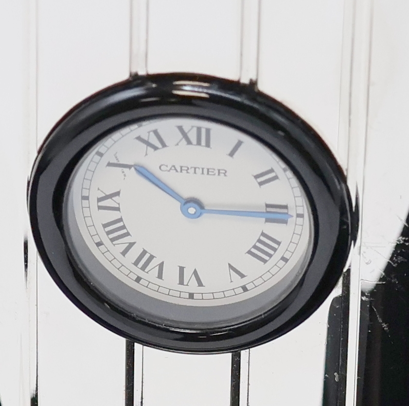 Detail a: CARTIER auf 1000 Stück limitiertes Tischfeuerzeug mit integrierter Uhr, Schweiz 1990er Jahre, vertikal gestreift, schwarze Akzente am Fuß, Oberteil ...