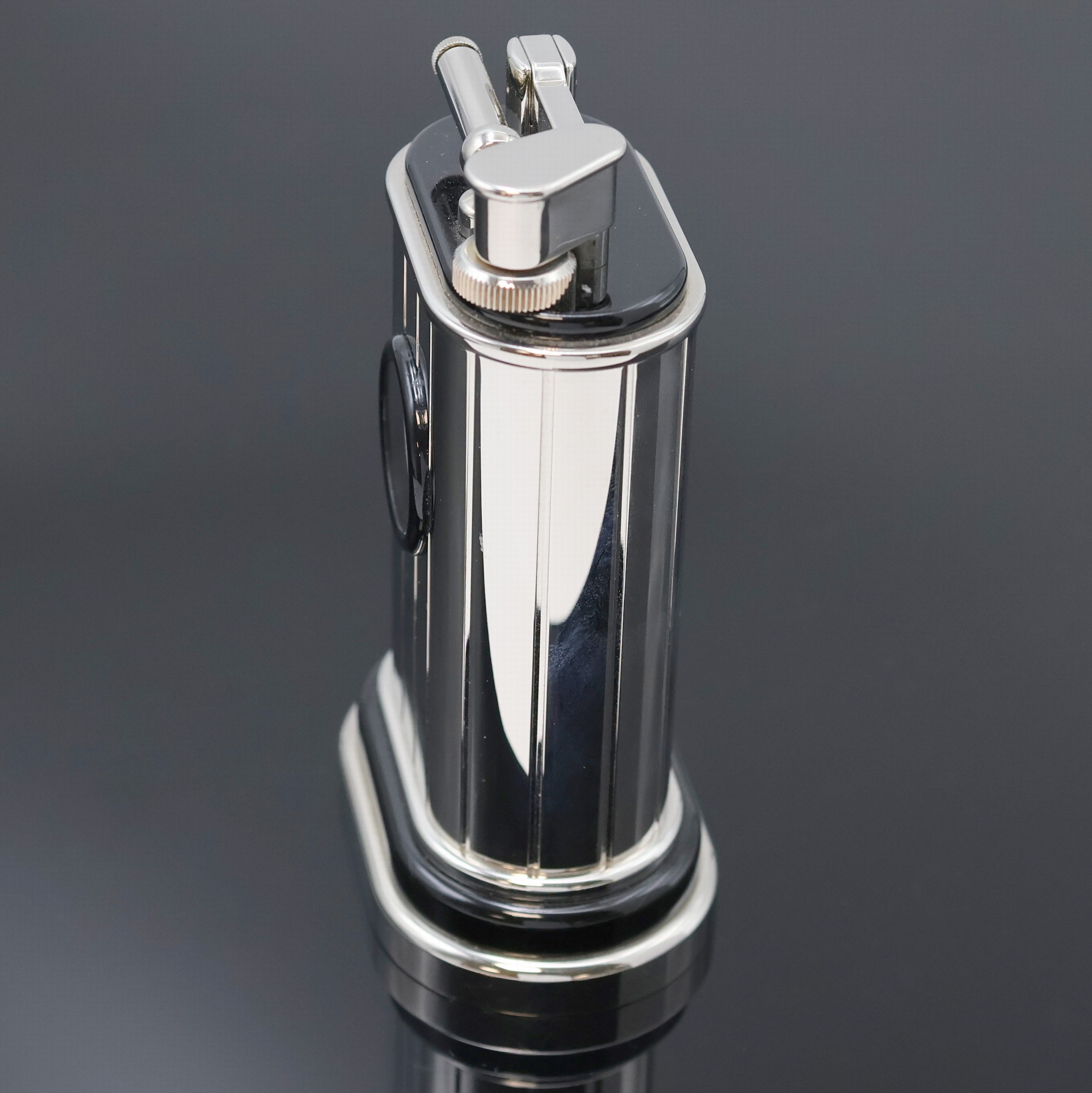 Detail b: CARTIER auf 1000 Stück limitiertes Tischfeuerzeug mit integrierter Uhr, Schweiz 1990er Jahre, vertikal gestreift, schwarze Akzente am Fuß, Oberteil ...
