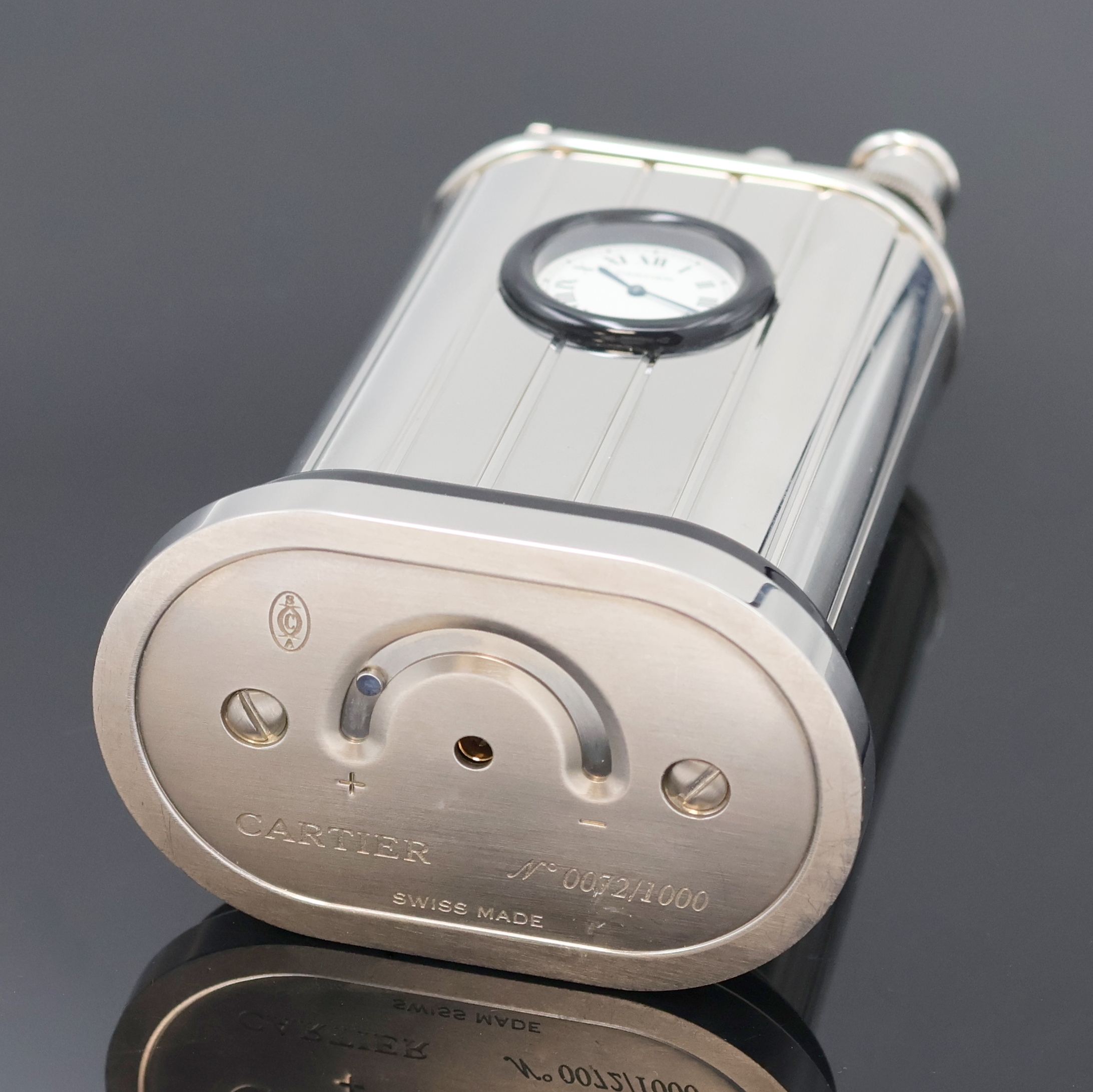 Detail e: CARTIER auf 1000 Stück limitiertes Tischfeuerzeug mit integrierter Uhr, Schweiz 1990er Jahre, vertikal gestreift, schwarze Akzente am Fuß, Oberteil ...