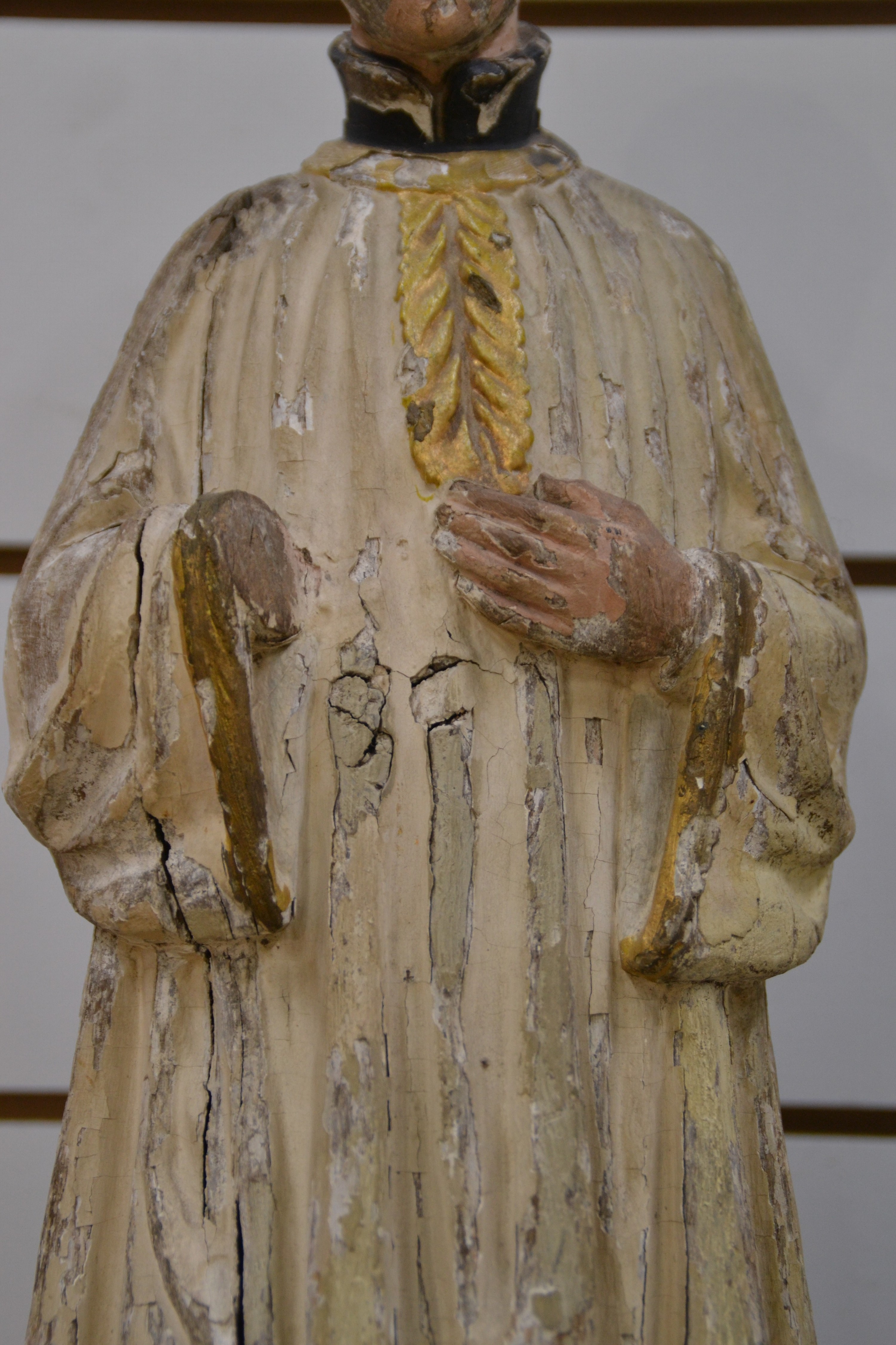 Detail b: Bildschnitzerei des Heiligen Aloisius, Italien, 19.Jh., Holz geschnitzt, farbig gefasst, Darstellung als junger Mann mit gold gesäumter weißer ...