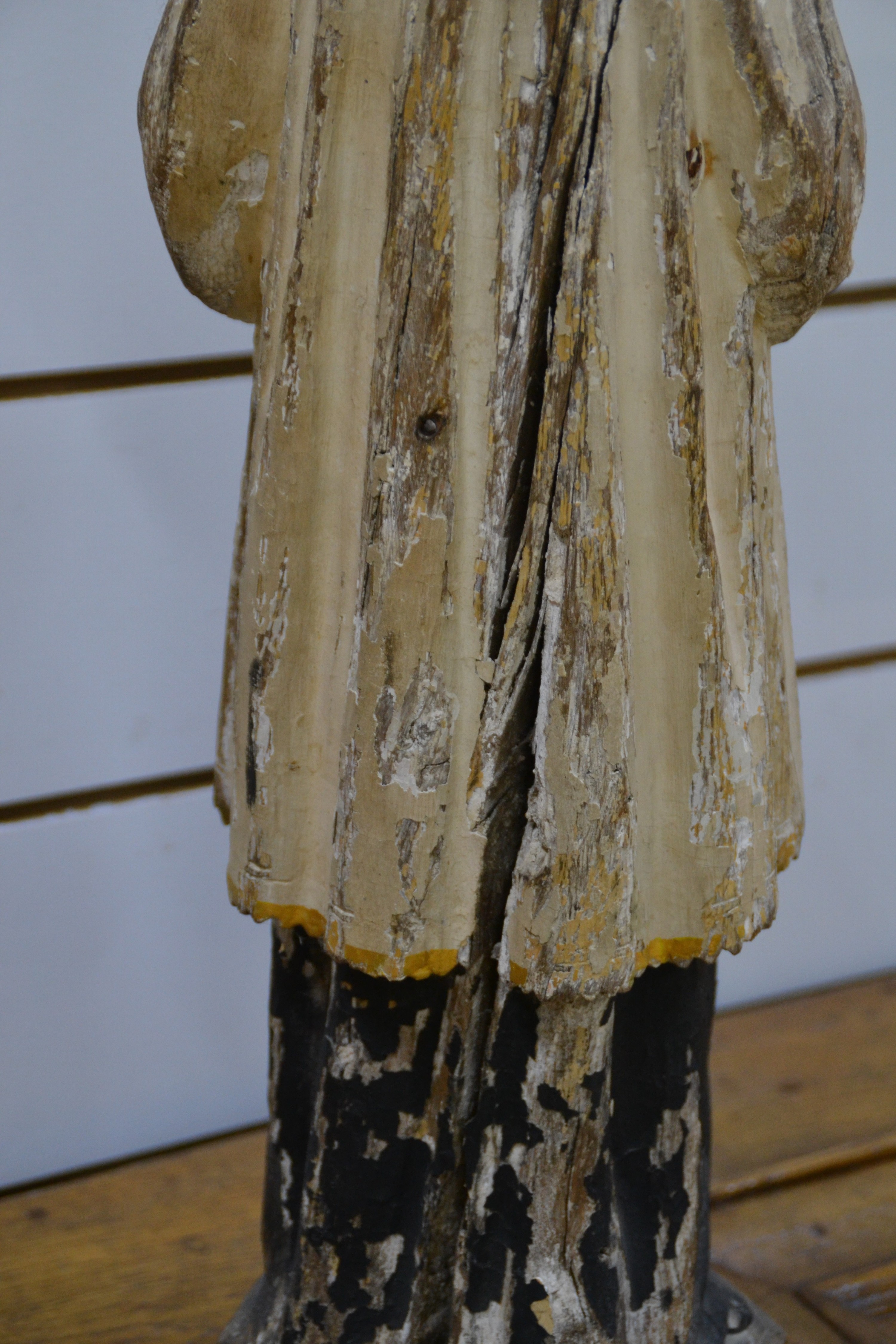 Detail d: Bildschnitzerei des Heiligen Aloisius, Italien, 19.Jh., Holz geschnitzt, farbig gefasst, Darstellung als junger Mann mit gold gesäumter weißer ...