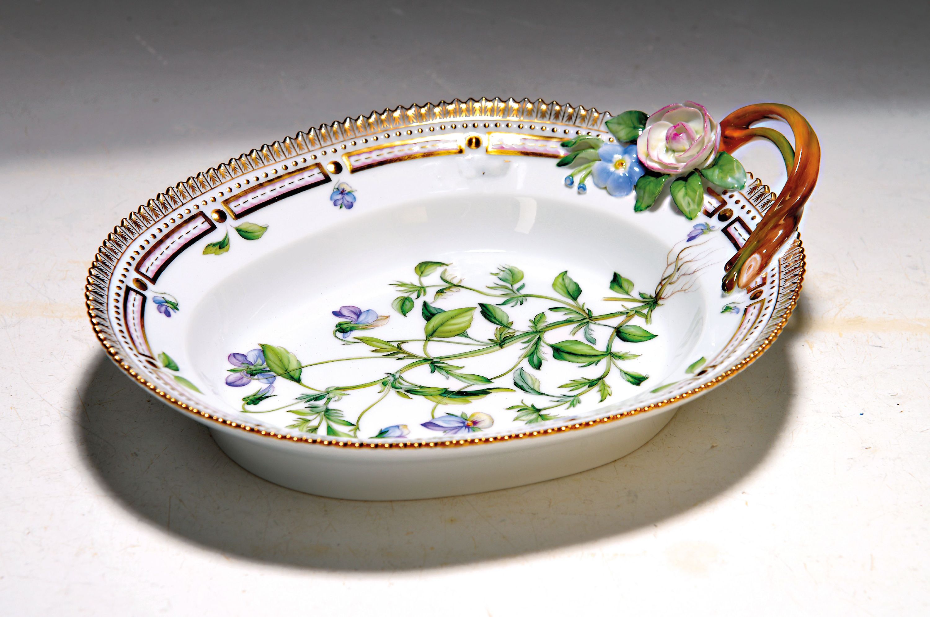 Image 27033173 - Blattschale, Flora Danica, Royal, Copenhagen, 2010, Viola tricolor L, Porzellan, feine ...