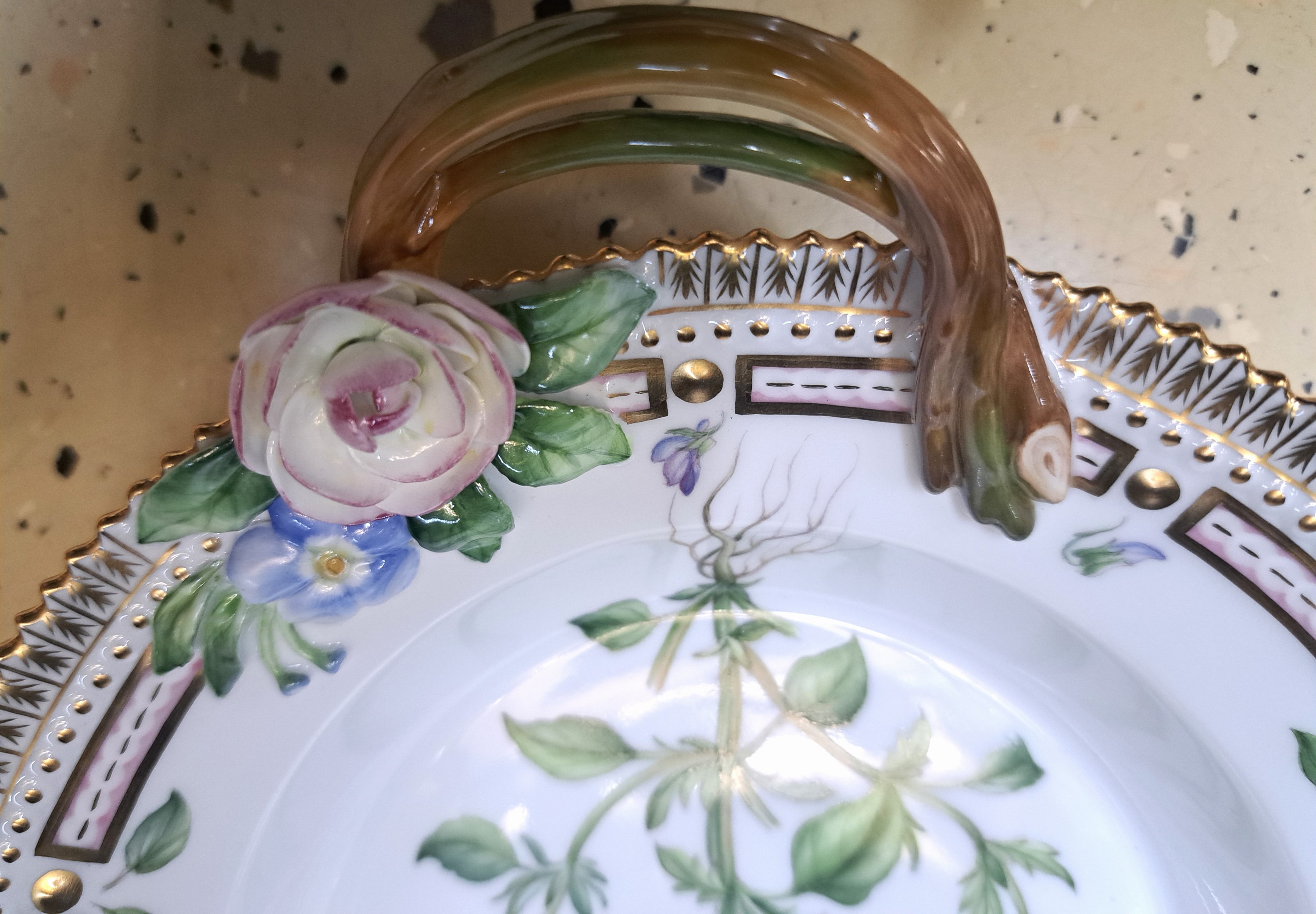 Detail c: Blattschale, Flora Danica, Royal, Copenhagen, 2010, Viola tricolor L, Porzellan, feine polychrome Bemalung, im Spiegel botanische Darstellung, , ...