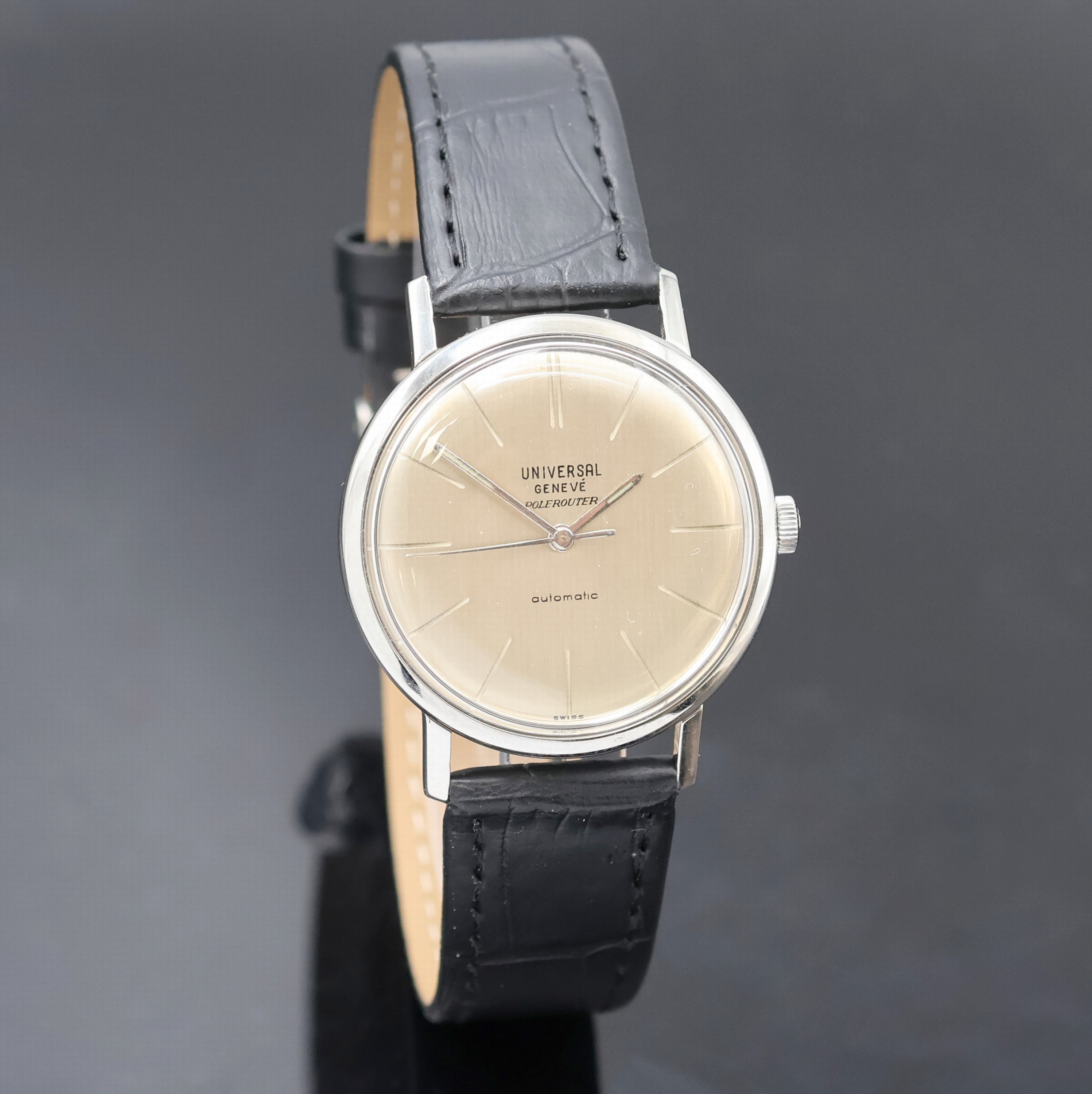 Detail b: UNIVERSAL GENEVE Polerouter Armbanduhr, Schweiz um 1965, Automatik, flaches Edelstahlgeh. ohne Nummer, Boden verschr., orig. Krone, silb. Zifferbl. ...
