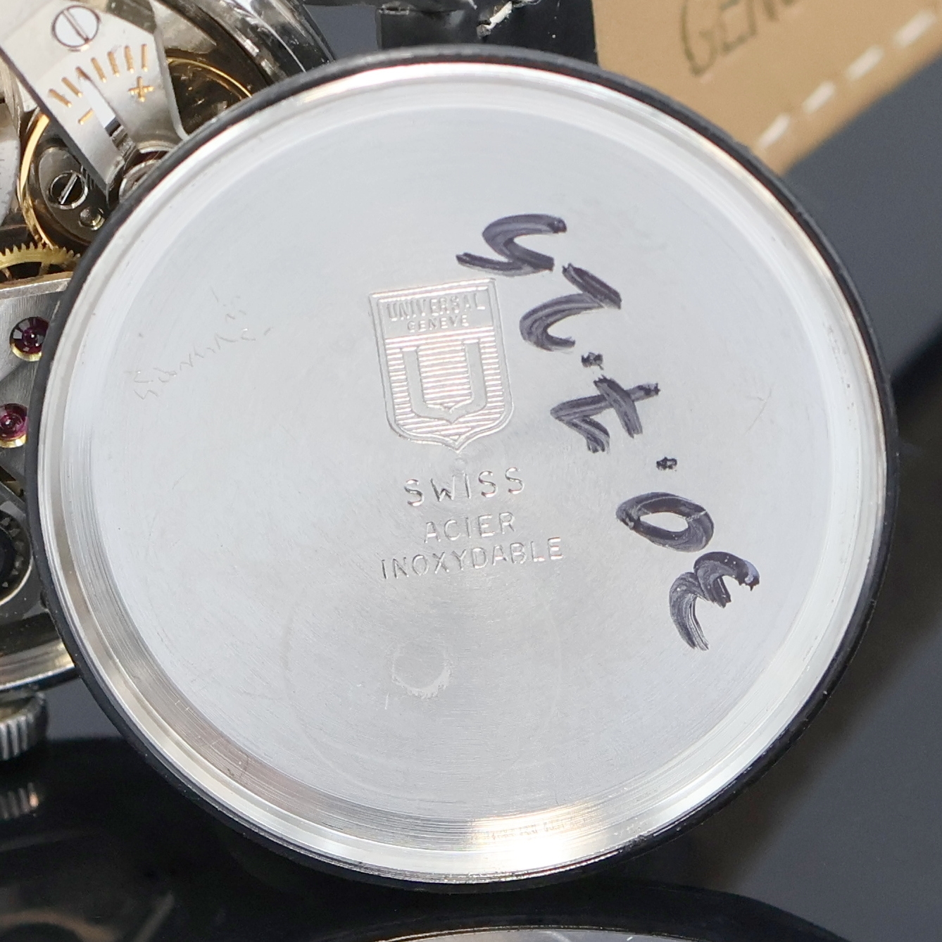 Detail f: UNIVERSAL GENEVE Polerouter Armbanduhr, Schweiz um 1965, Automatik, flaches Edelstahlgeh. ohne Nummer, Boden verschr., orig. Krone, silb. Zifferbl. ...
