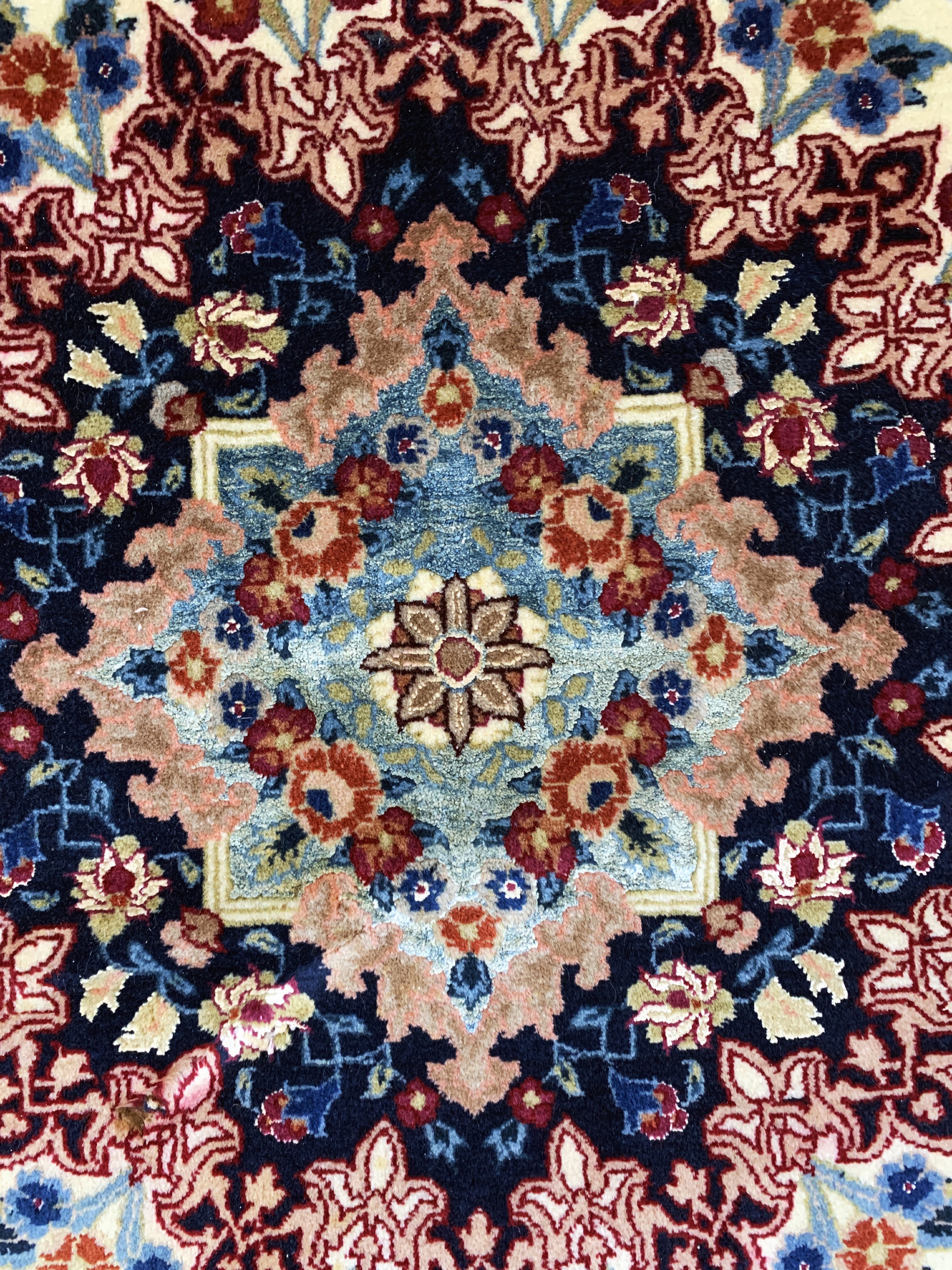Detail d: Yazd Kork fein, Persien, Ende 20.Jhd, Korkwolle mit Seide, ca. 193 x 200 cm, Reinigungsbedürftig, EHZ: 2