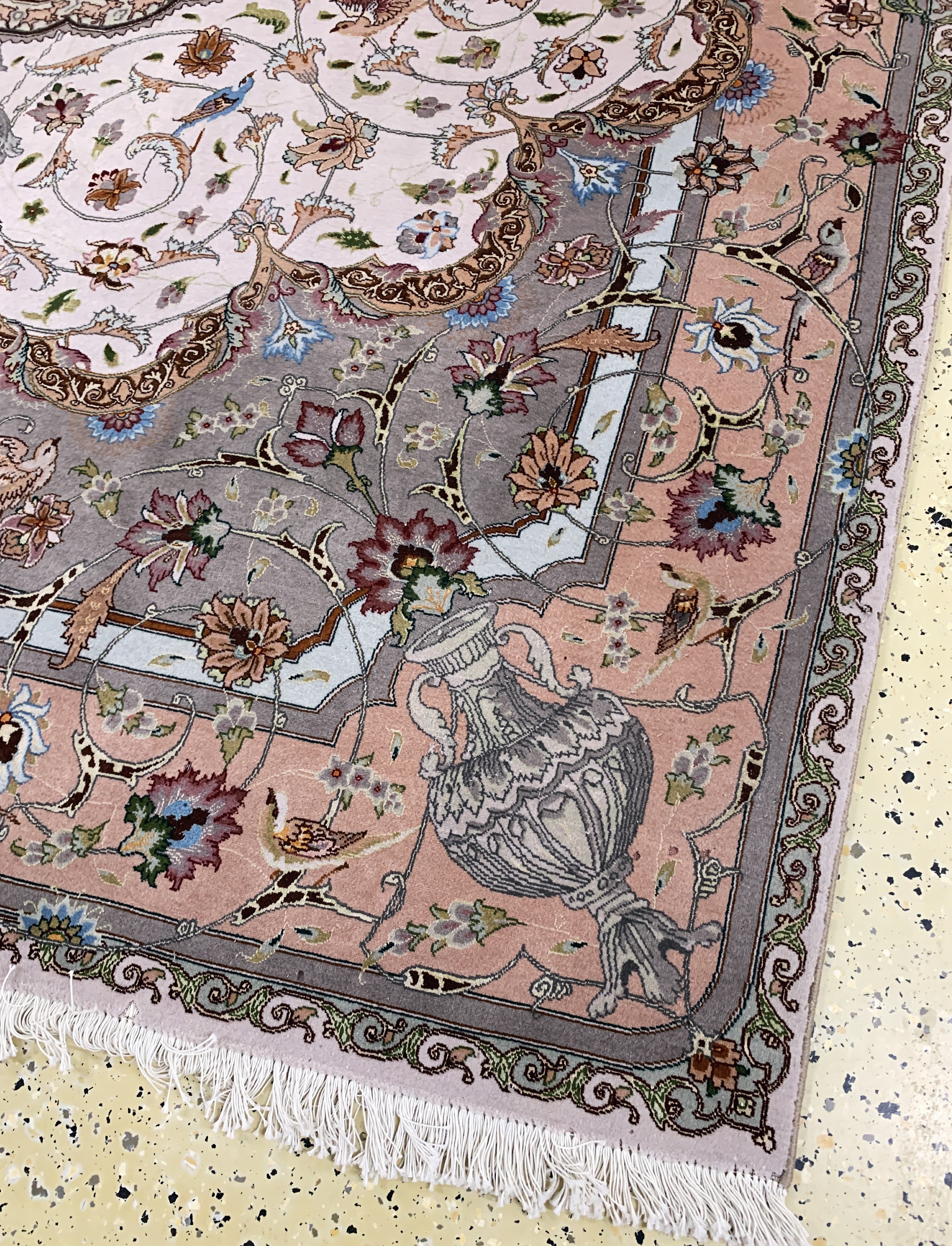 Detail a: Täbriz fein(50 Raj), Persien, Ende 20.Jhd, Korkwolle mit Seide, ca. 245 x 200 cm, ca. 500.000 Kn/qm, Mottenfraß, EHZ: 2.