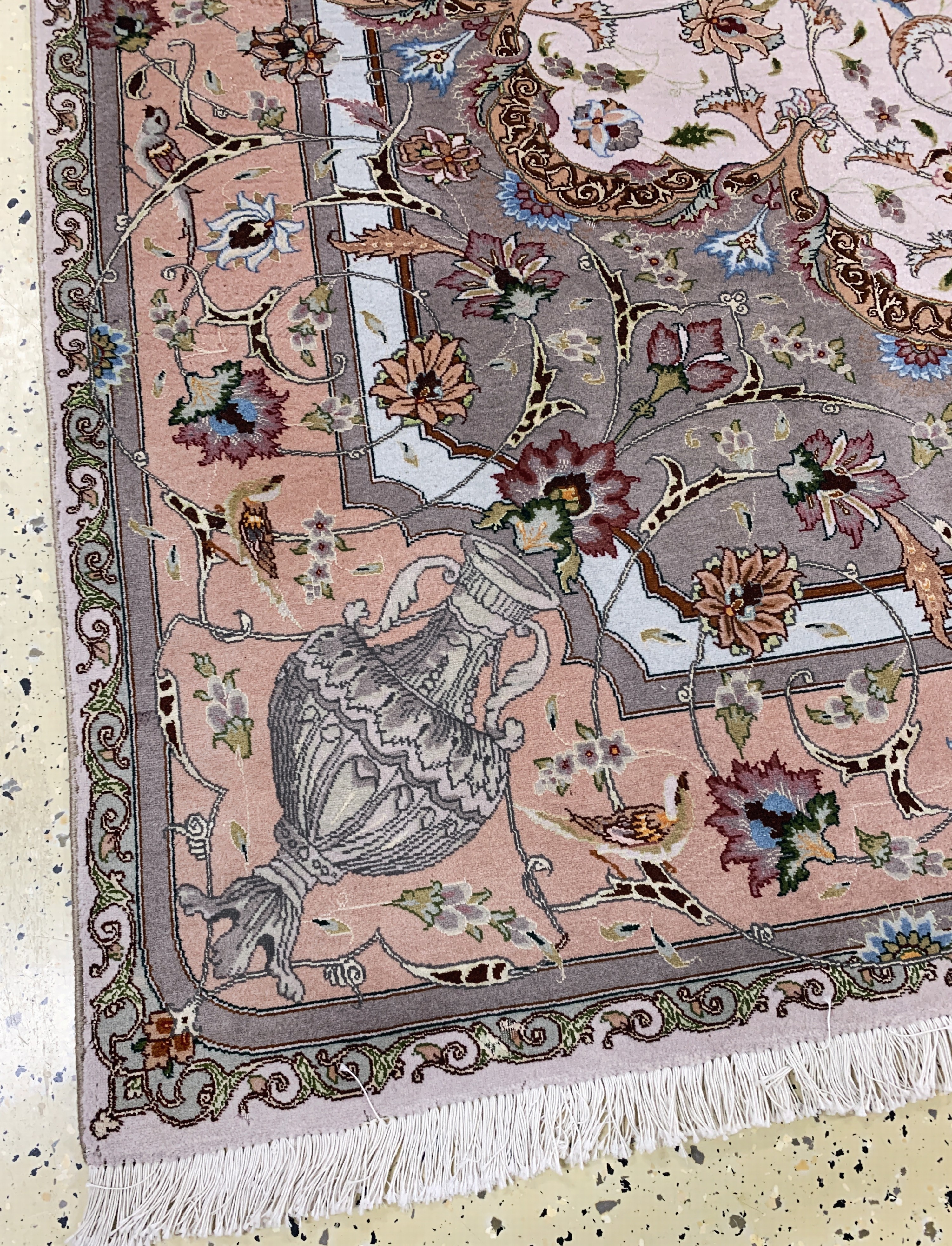 Detail b: Täbriz fein(50 Raj), Persien, Ende 20.Jhd, Korkwolle mit Seide, ca. 245 x 200 cm, ca. 500.000 Kn/qm, Mottenfraß, EHZ: 2.