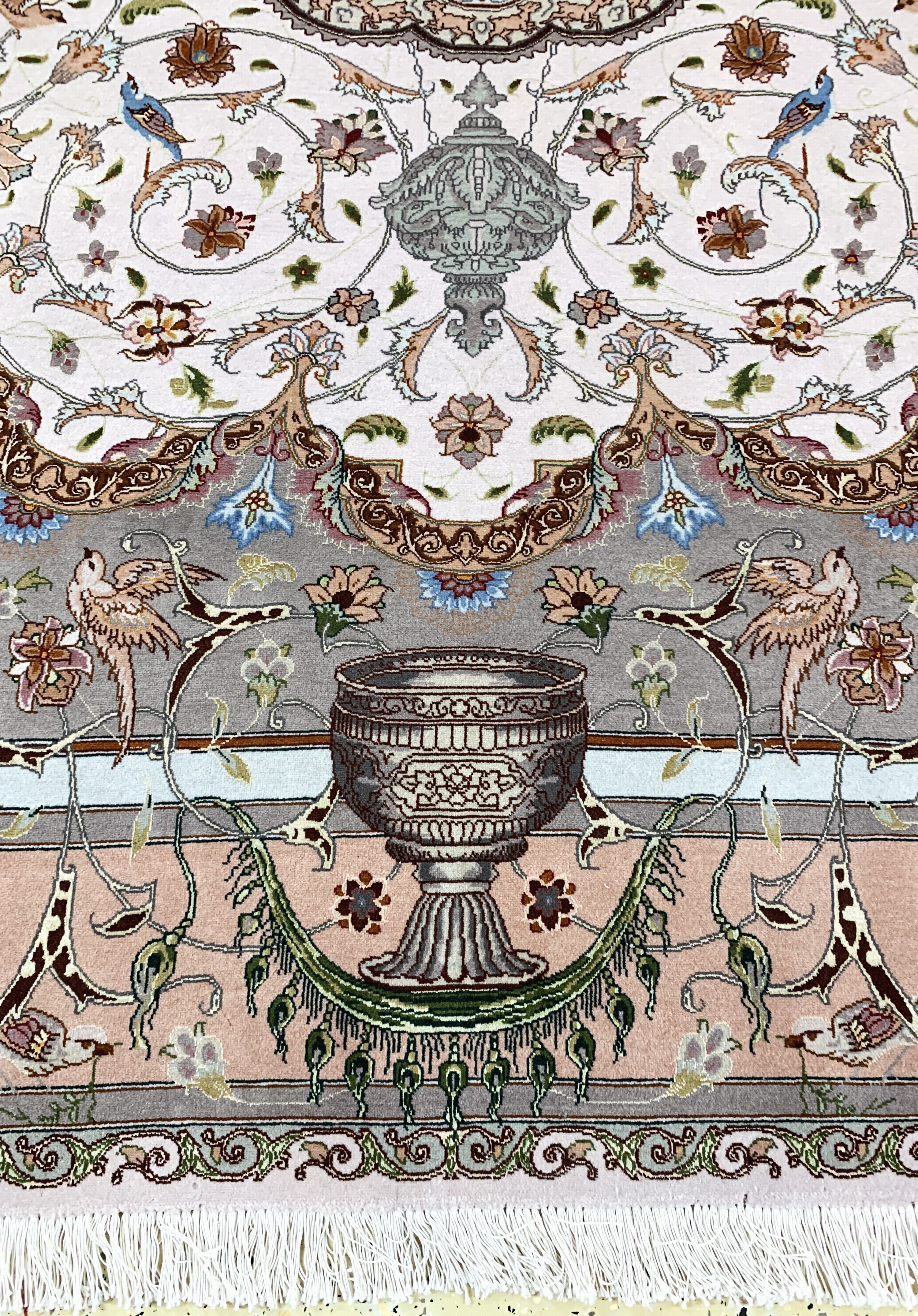 Detail c: Täbriz fein(50 Raj), Persien, Ende 20.Jhd, Korkwolle mit Seide, ca. 245 x 200 cm, ca. 500.000 Kn/qm, Mottenfraß, EHZ: 2.