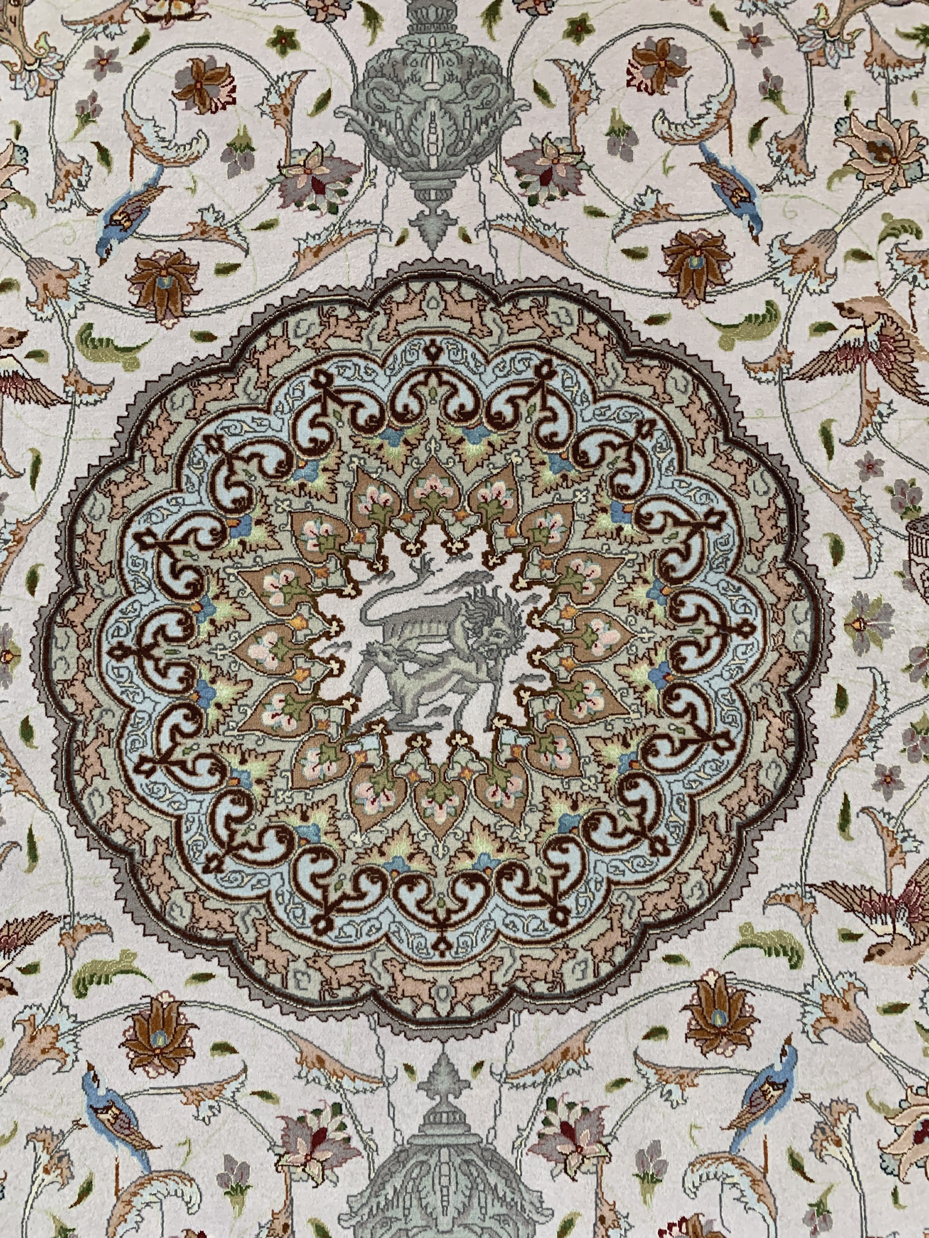 Detail d: Täbriz fein(50 Raj), Persien, Ende 20.Jhd, Korkwolle mit Seide, ca. 245 x 200 cm, ca. 500.000 Kn/qm, Mottenfraß, EHZ: 2.