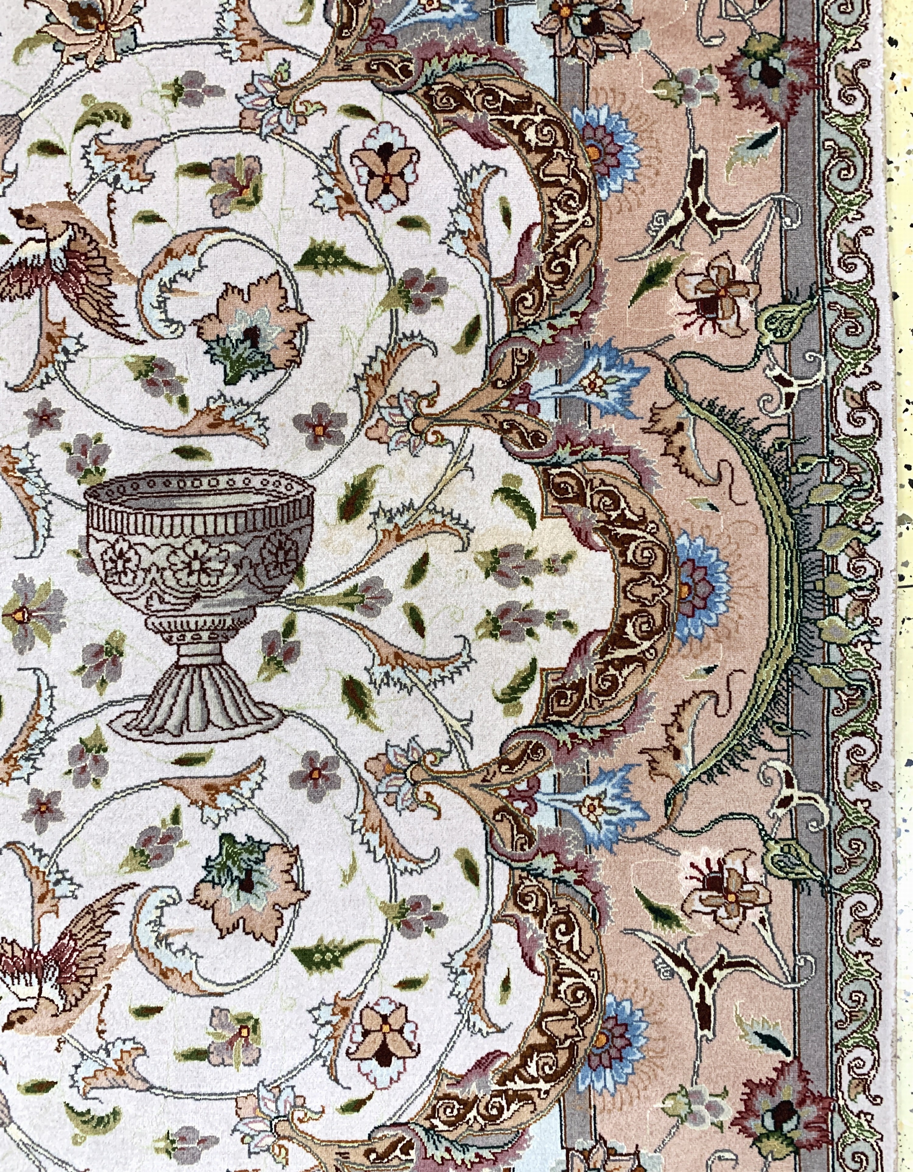 Detail e: Täbriz fein(50 Raj), Persien, Ende 20.Jhd, Korkwolle mit Seide, ca. 245 x 200 cm, ca. 500.000 Kn/qm, Mottenfraß, EHZ: 2.