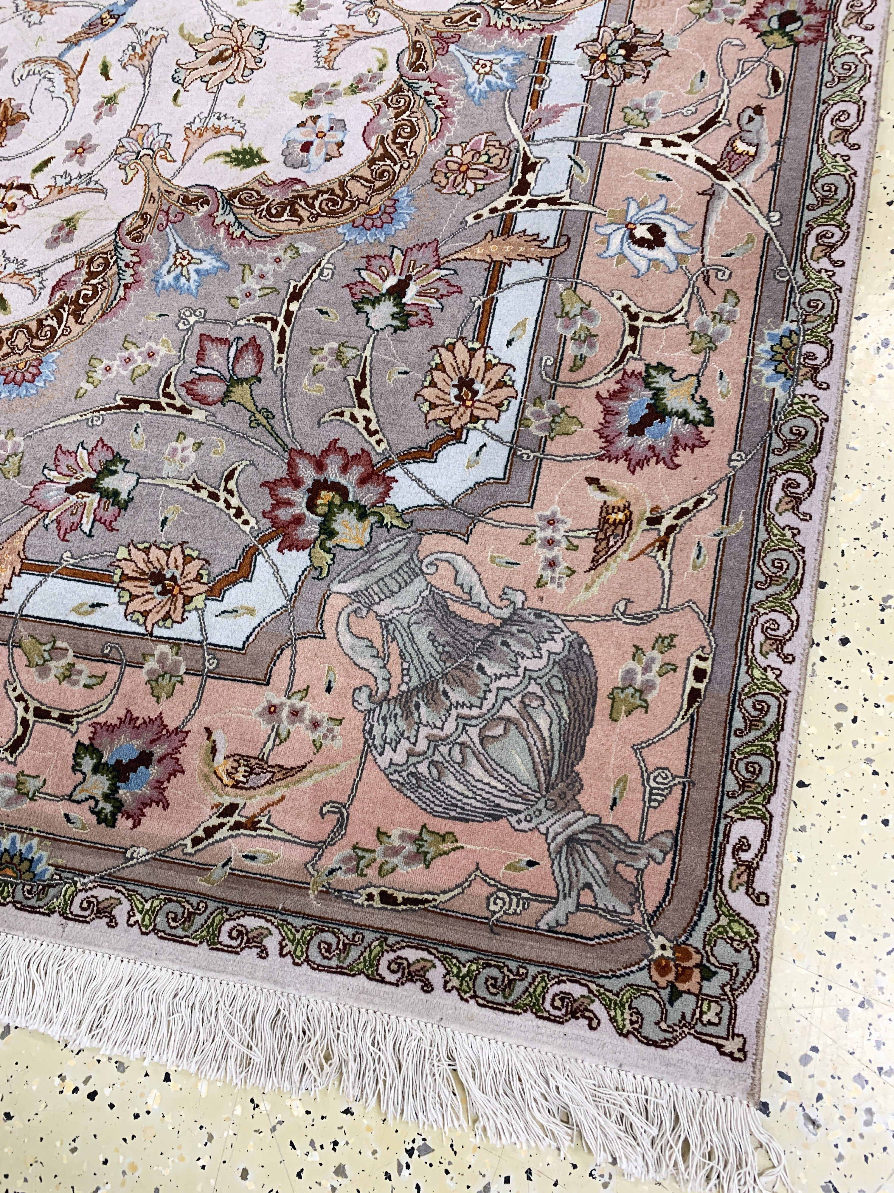 Detail g: Täbriz fein(50 Raj), Persien, Ende 20.Jhd, Korkwolle mit Seide, ca. 245 x 200 cm, ca. 500.000 Kn/qm, Mottenfraß, EHZ: 2.