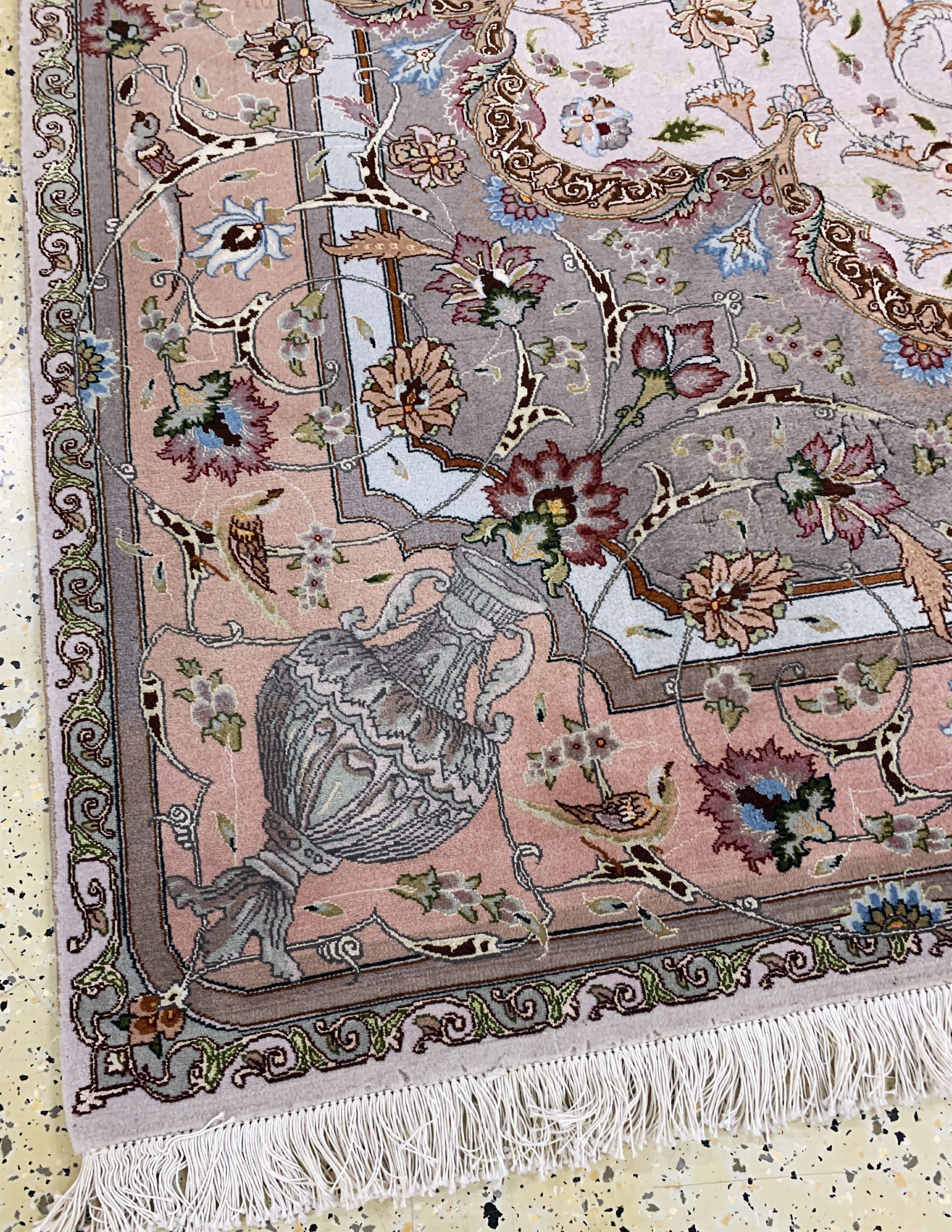 Detail h: Täbriz fein(50 Raj), Persien, Ende 20.Jhd, Korkwolle mit Seide, ca. 245 x 200 cm, ca. 500.000 Kn/qm, Mottenfraß, EHZ: 2.