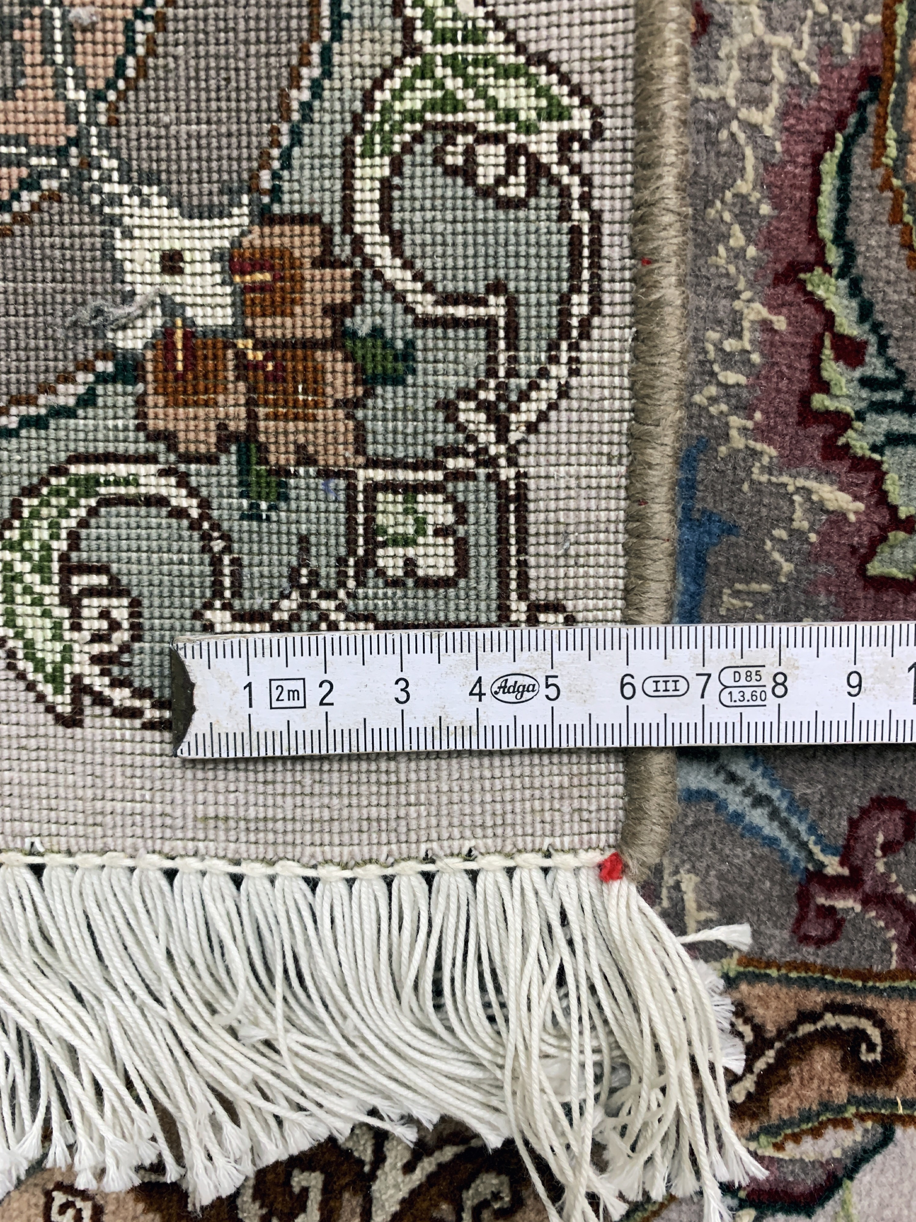 Detail i: Täbriz fein(50 Raj), Persien, Ende 20.Jhd, Korkwolle mit Seide, ca. 245 x 200 cm, ca. 500.000 Kn/qm, Mottenfraß, EHZ: 2.