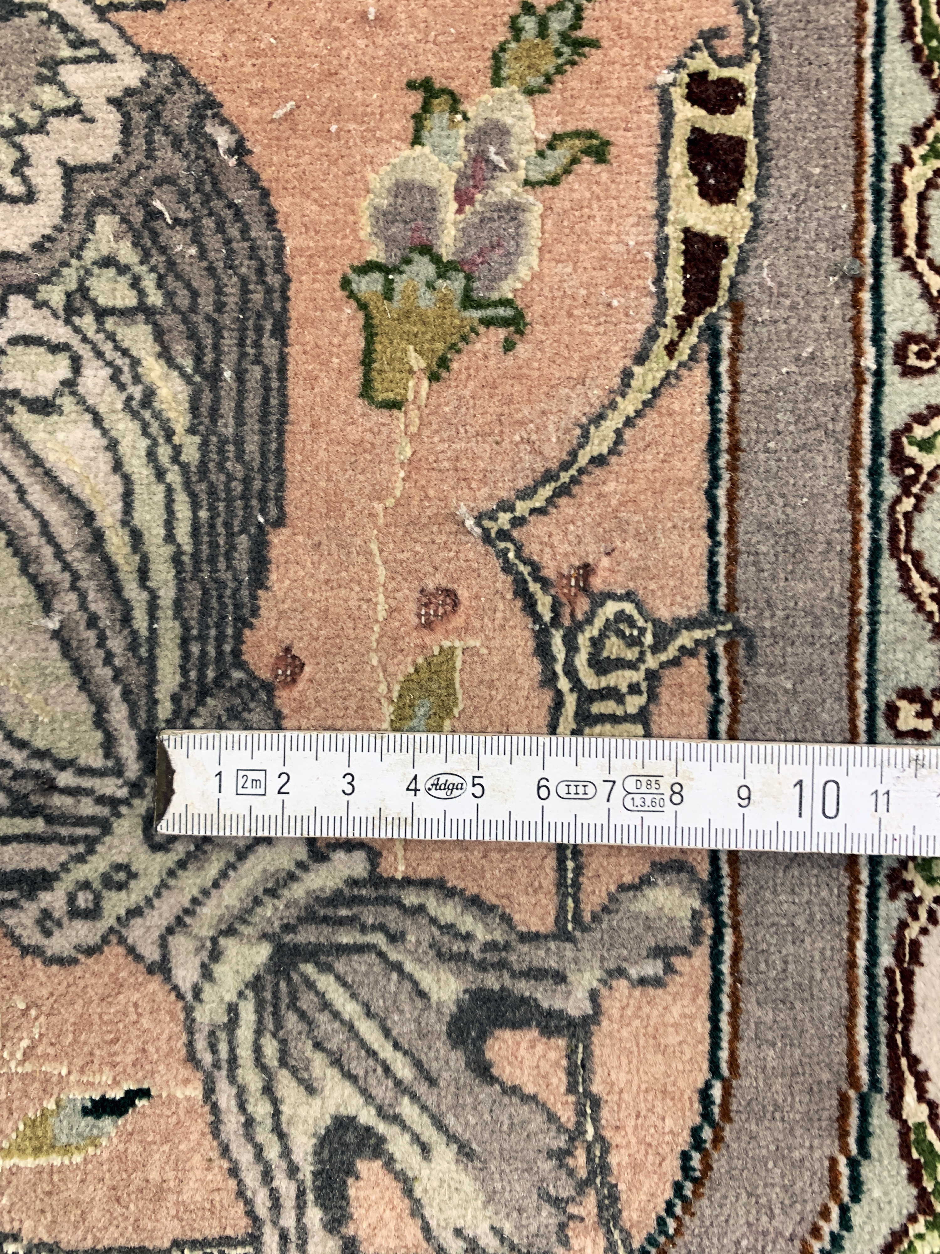 Detail j: Täbriz fein(50 Raj), Persien, Ende 20.Jhd, Korkwolle mit Seide, ca. 245 x 200 cm, ca. 500.000 Kn/qm, Mottenfraß, EHZ: 2.