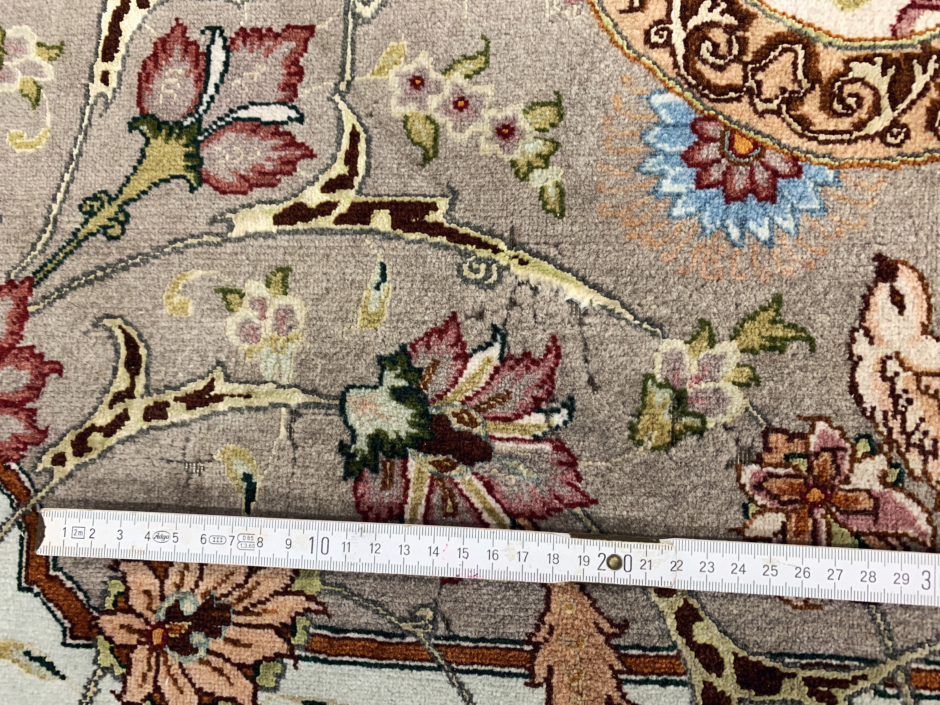 Detail k: Täbriz fein(50 Raj), Persien, Ende 20.Jhd, Korkwolle mit Seide, ca. 245 x 200 cm, ca. 500.000 Kn/qm, Mottenfraß, EHZ: 2.