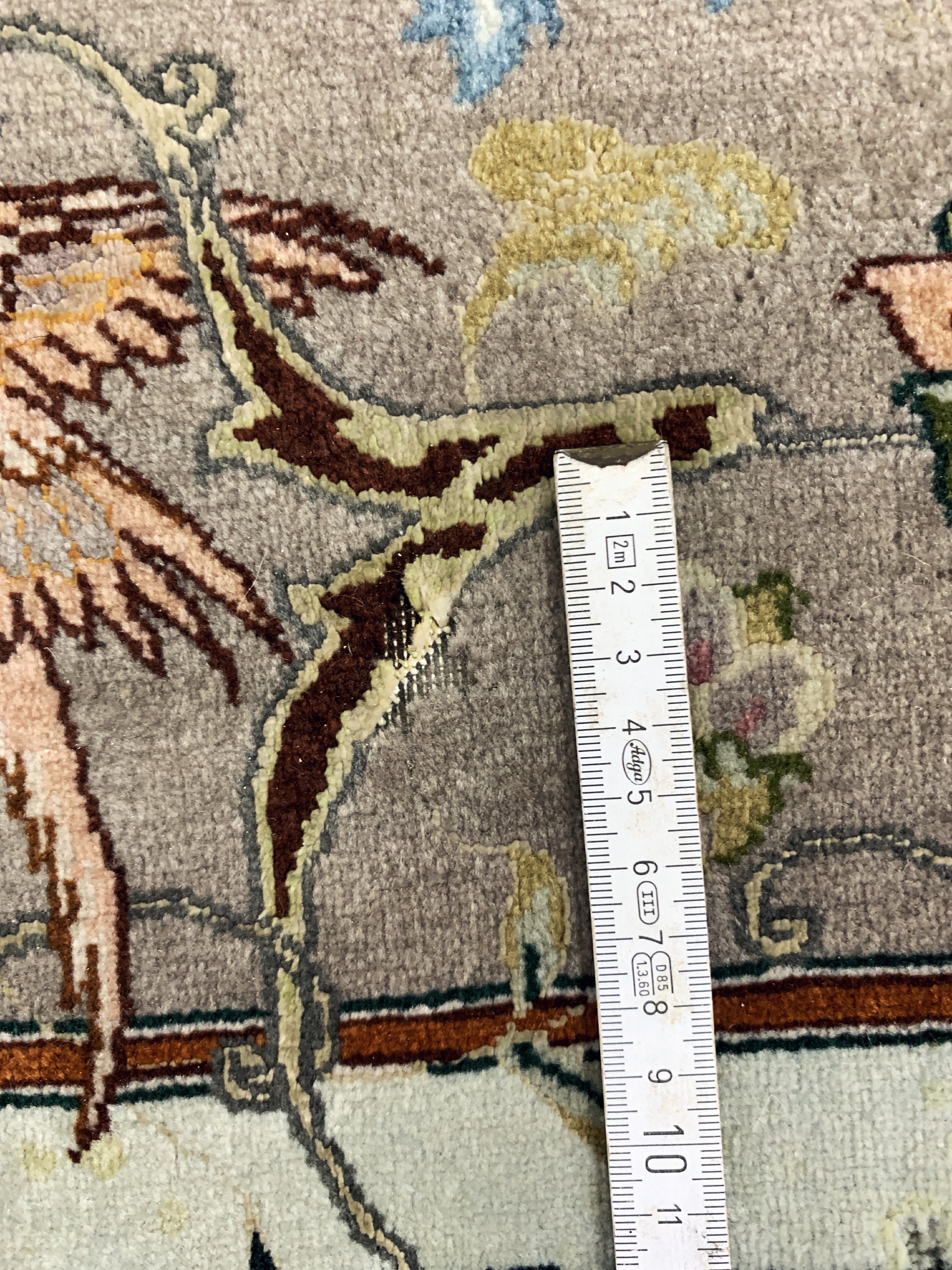 Detail l: Täbriz fein(50 Raj), Persien, Ende 20.Jhd, Korkwolle mit Seide, ca. 245 x 200 cm, ca. 500.000 Kn/qm, Mottenfraß, EHZ: 2.