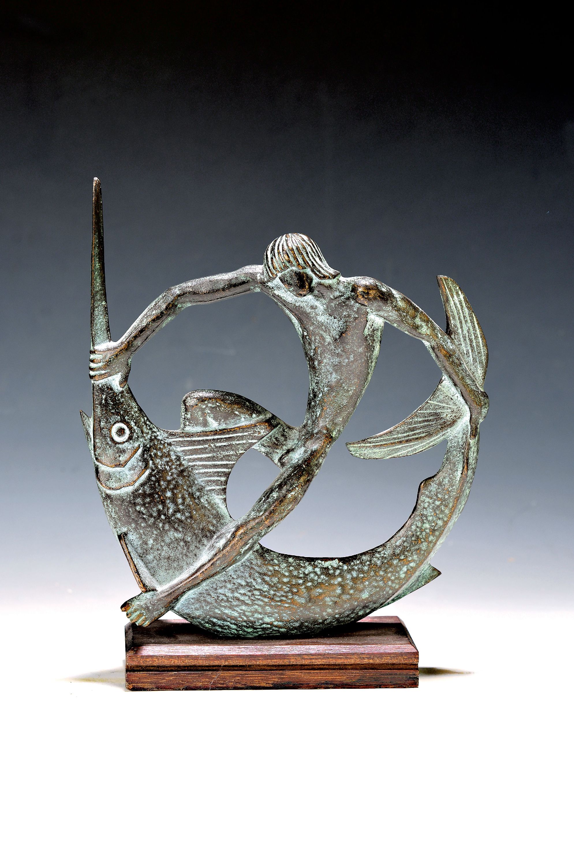 Edwin Scharff, 1887 - 1955, "Jüngling im Kampf mit einem Schwertfisch", Bronze, patiniert, 357/600, monogrammiert S im Kreis, auf ...