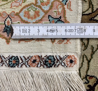 27033194e - Hereke Seide fein, China, Ende 20.Jhd, reine Naturseide, ca. 124 x 82 cm, ca. 1,0 Mio. ...