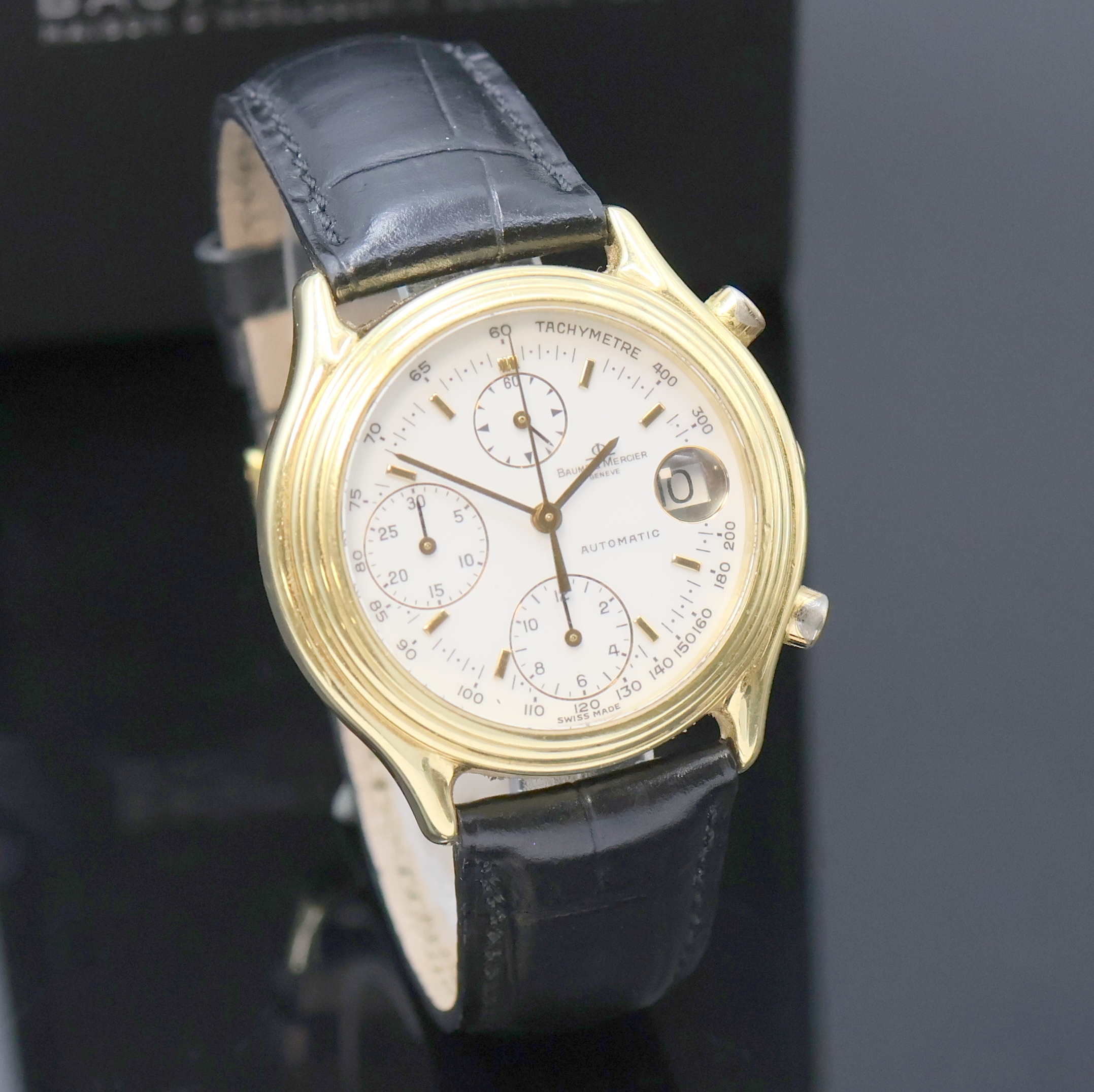 Detail b: BAUME & MERCIER Armbandchronograph in GG 750/000 Referenz 86103, Automatik, Schweiz um 1990, massives Goldgeh., Boden aufgedr., emailfarb. Zifferbl. ...