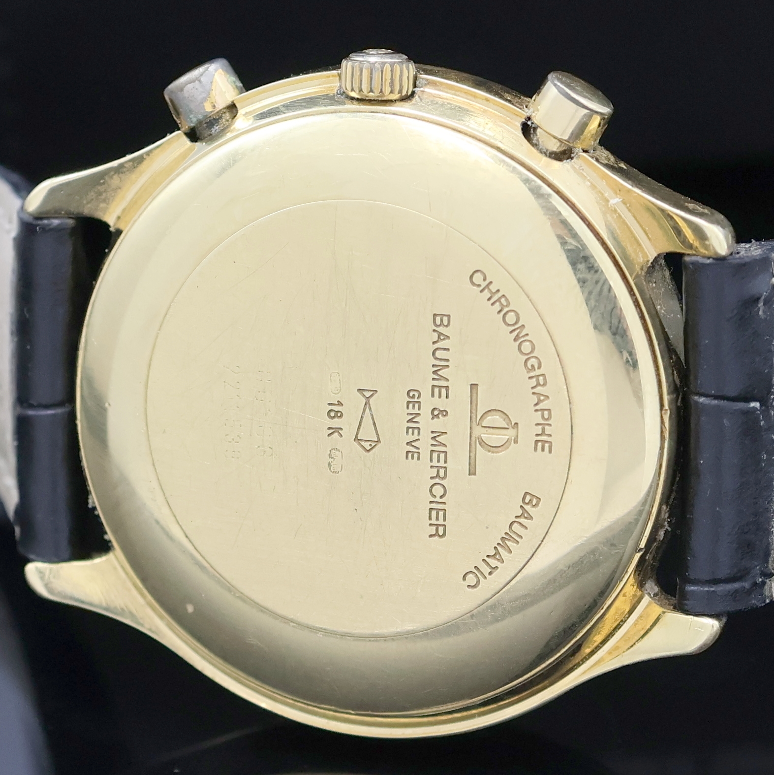 Detail d: BAUME & MERCIER Armbandchronograph in GG 750/000 Referenz 86103, Automatik, Schweiz um 1990, massives Goldgeh., Boden aufgedr., emailfarb. Zifferbl. ...