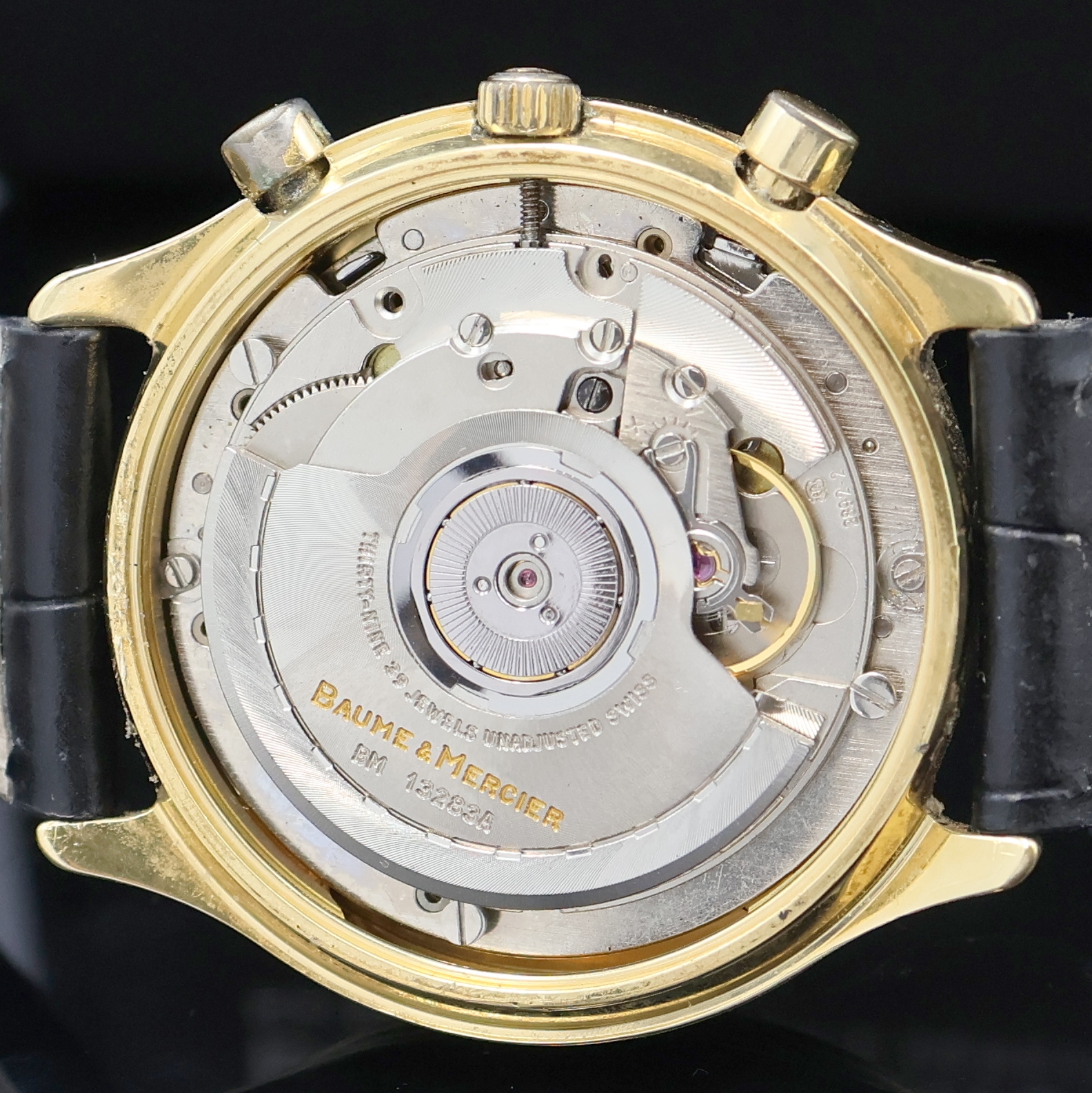 Detail e: BAUME & MERCIER Armbandchronograph in GG 750/000 Referenz 86103, Automatik, Schweiz um 1990, massives Goldgeh., Boden aufgedr., emailfarb. Zifferbl. ...